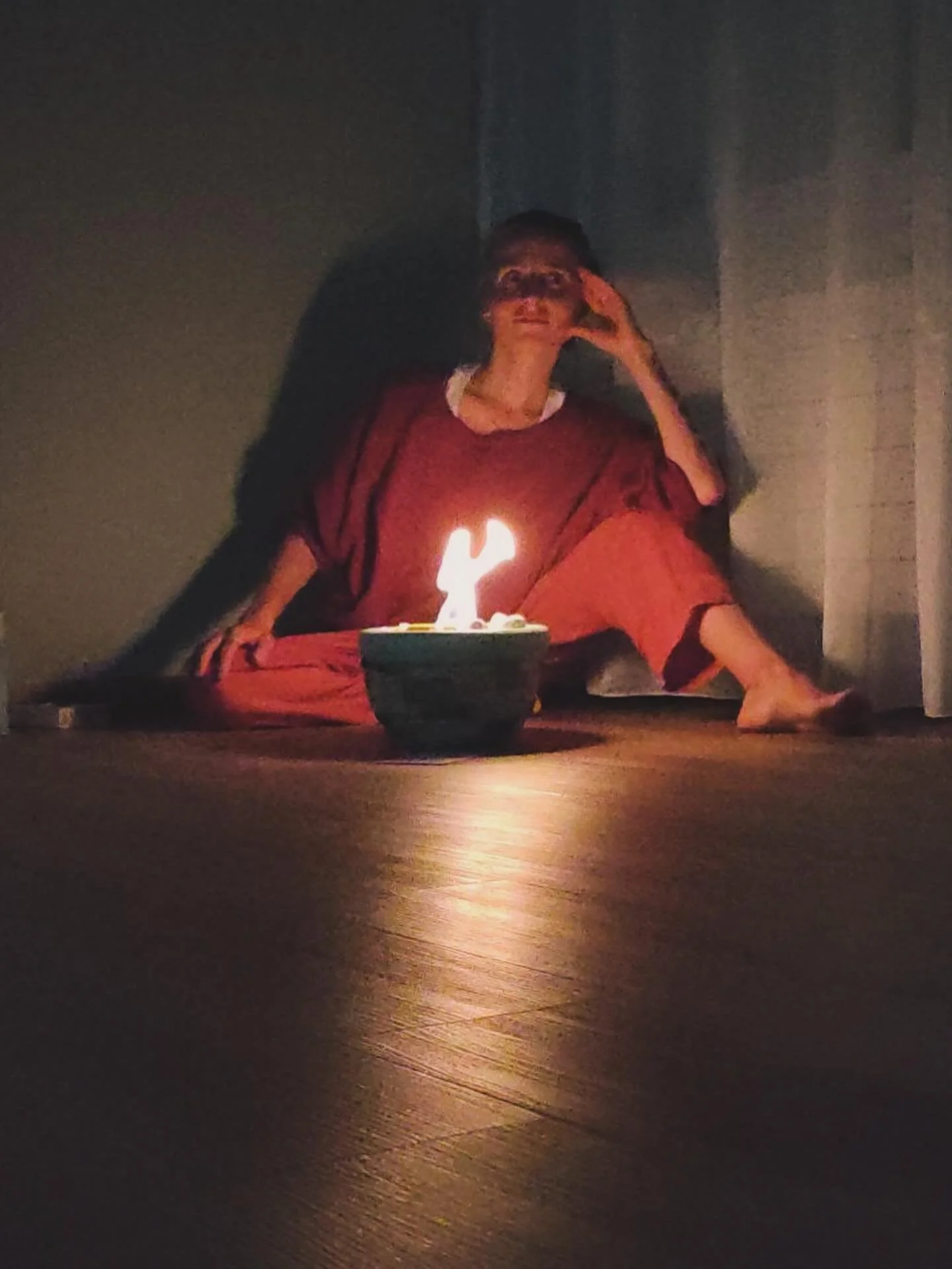 ✨ Raum halten. Sein. H&ouml;ren. Sehen. F&uuml;hlen. Ber&uuml;hren.
Kein Ziel. Kein M&uuml;ssen.
Nur Pr&auml;senz.
Nur Atem.
Nur Jetzt.

Ein Moment, der nicht erkl&auml;rt werden will.
Ein Feld, das nicht gef&uuml;hrt werden muss.
Ein Feuer, das uns 