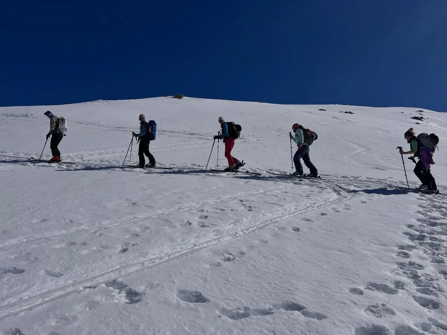 Finde deinen Rhythmus zwischen Atem und Schnee.

Erlebe 4 Tage voller Bewegung, Stille und Natur beim
✨ Mountain Breath Retreat ✨
Goms, VS 
19.&ndash;22. M&auml;rz 2026

Was dich erwartet:
❄️ Gef&uuml;hrte Skitouren mit dipl. Bergf&uuml;hrern
🧘&zwj;