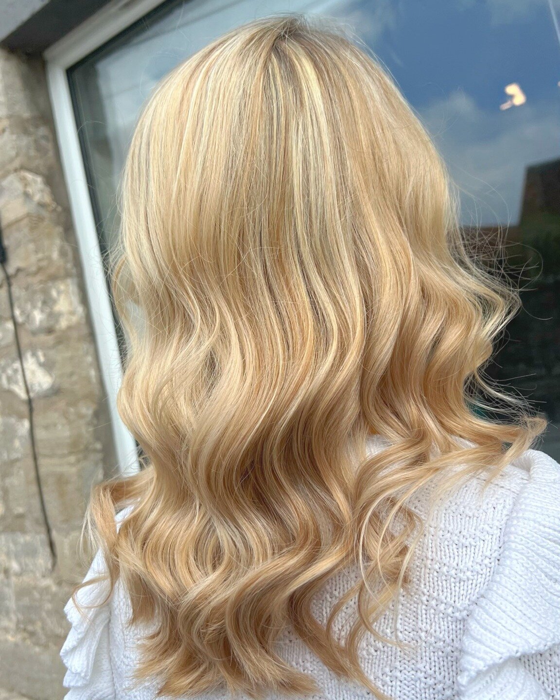 Our apprentice Hattie used a half head of foils to lighten and touch up her clients roots. A beautiful colour for summer ✨

Book online with Hattie

#dermaplaning #dermaplane #skinpeel #aesthetics #skingoals #acnescarring #ghd #ghdproducts #ghdhairdr