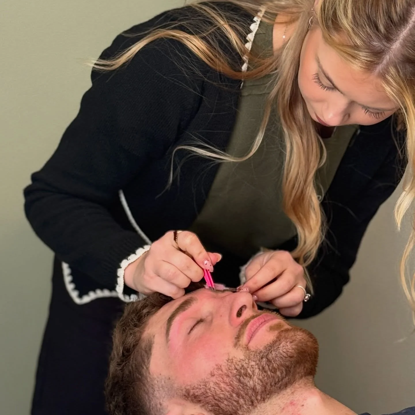 Clean. Sharp. Confident. ✨

Men&rsquo;s grooming isn&rsquo;t just about haircuts &mdash; it&rsquo;s about the details.

Our men&rsquo;s facial waxing service removes unwanted hair from the eyebrow for a clean and polished look

✔️ Quick
✔️ Precise
✔️