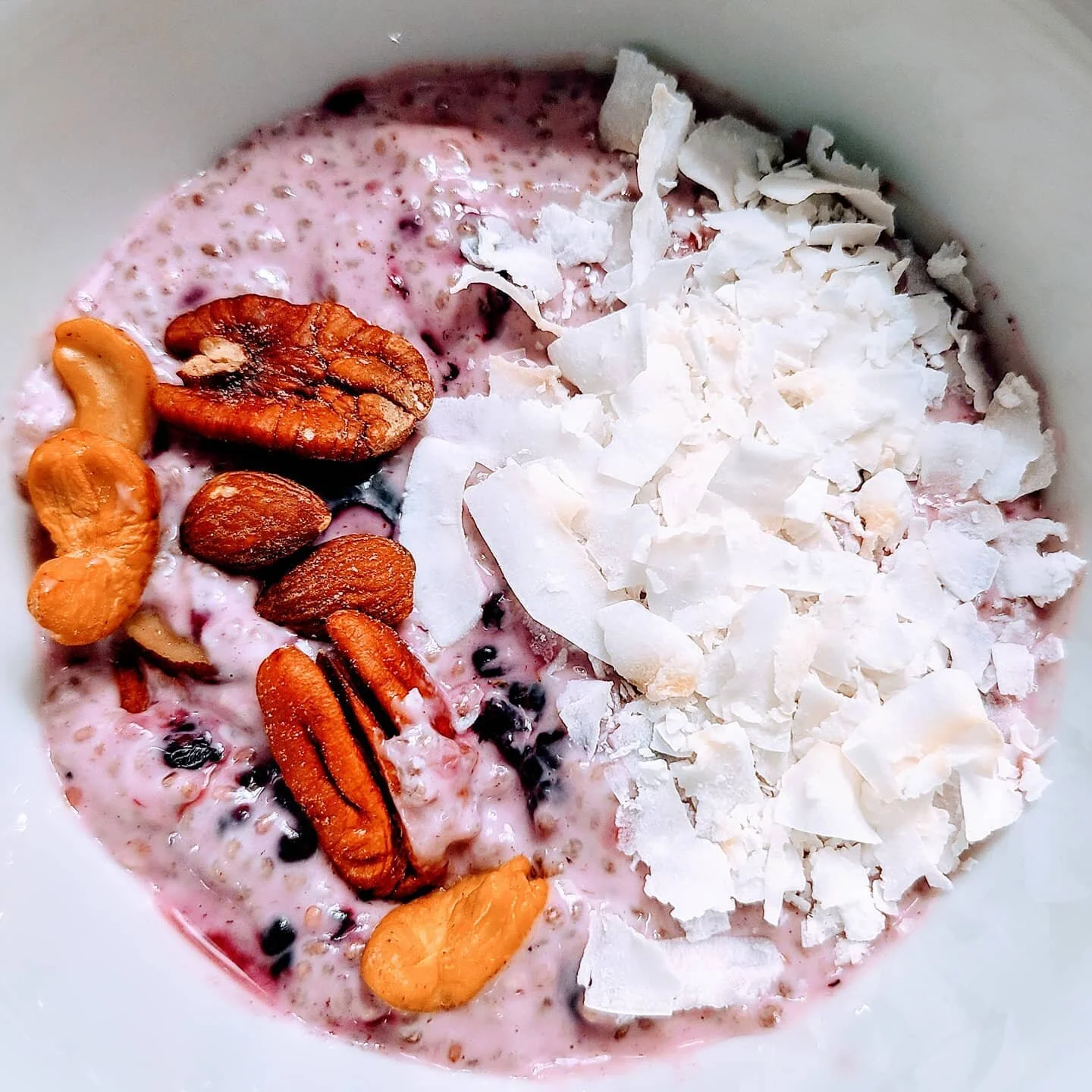 Need a super easy, healthy and delicious breakfast that practically makes itself? *infomercial voice* 
Tryyyy Overnight Chia Pudding!
.
This chia pudding really packs a punch: probiotics from cashewmilk yogurt, fiber and omega-3s from chia seeds, col