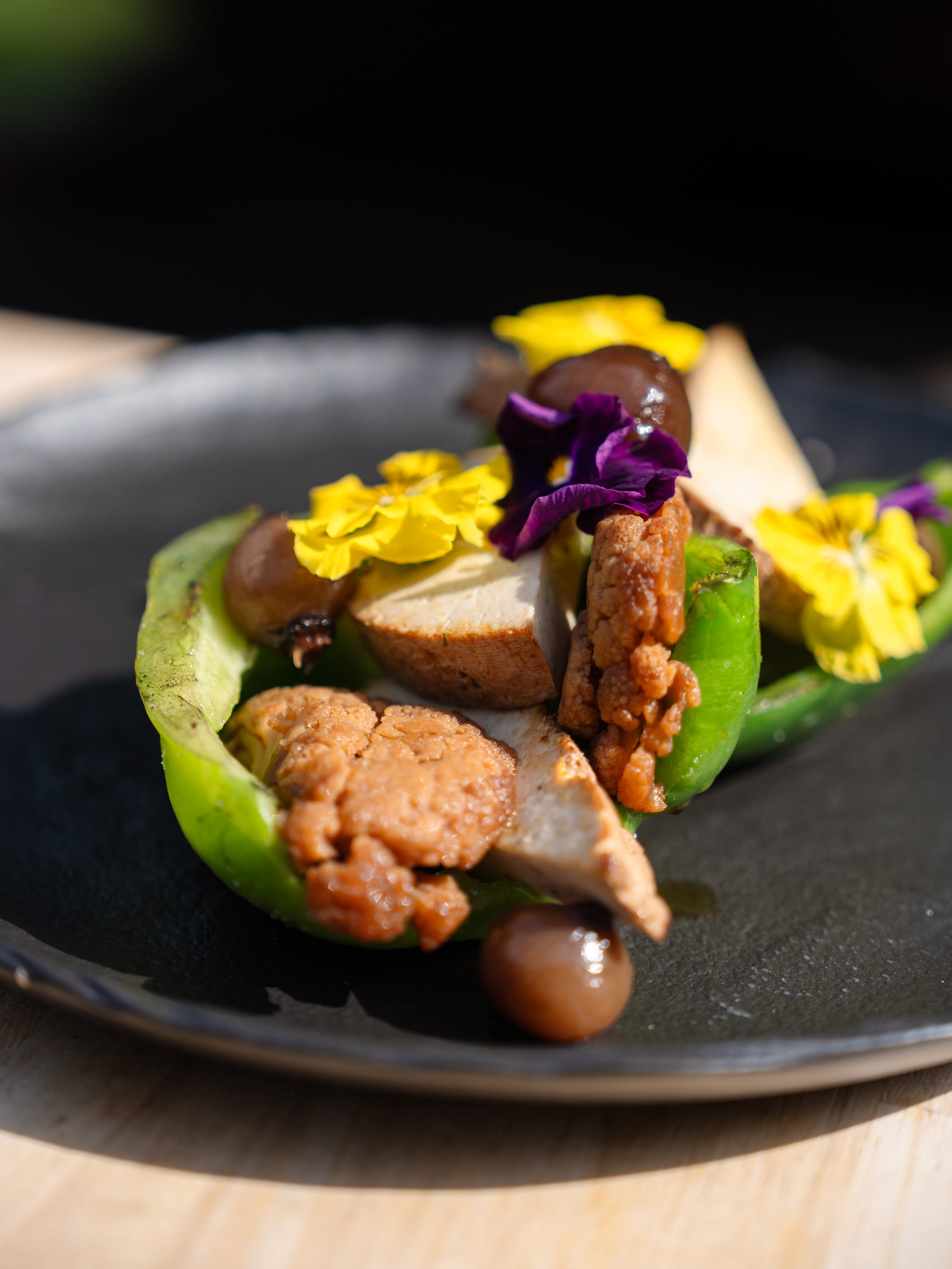 Veganes Gericht mit Tofu und Paprika, Restaurant Il Castagno in Mugena, Tessin