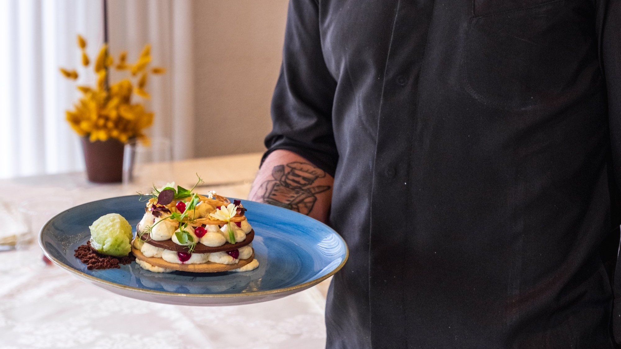 Unser Chefkoch Stefano präsentiert seinen Käsekuchen, Restaurant Il Castagno in Mugena, Tessin