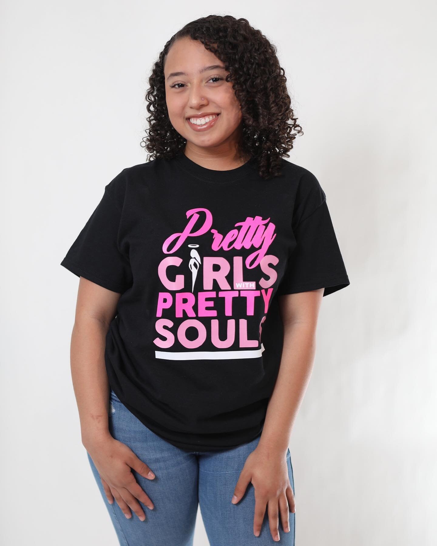 A smile is the prettiest thing you could wear 😌💕! 
4 days until launch day ! 
&bull;
&bull;
&bull;
&bull;
#youngceo #smallbusiness #blackownedbusiness #blackgirlmagic #shoplocal #pretty #prettygirls #postoftheday #follow4like #likeforlikes #support