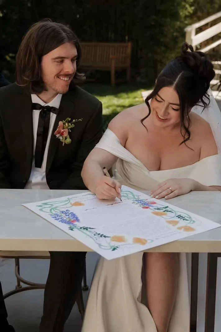 bride and groom sign jewish katubah