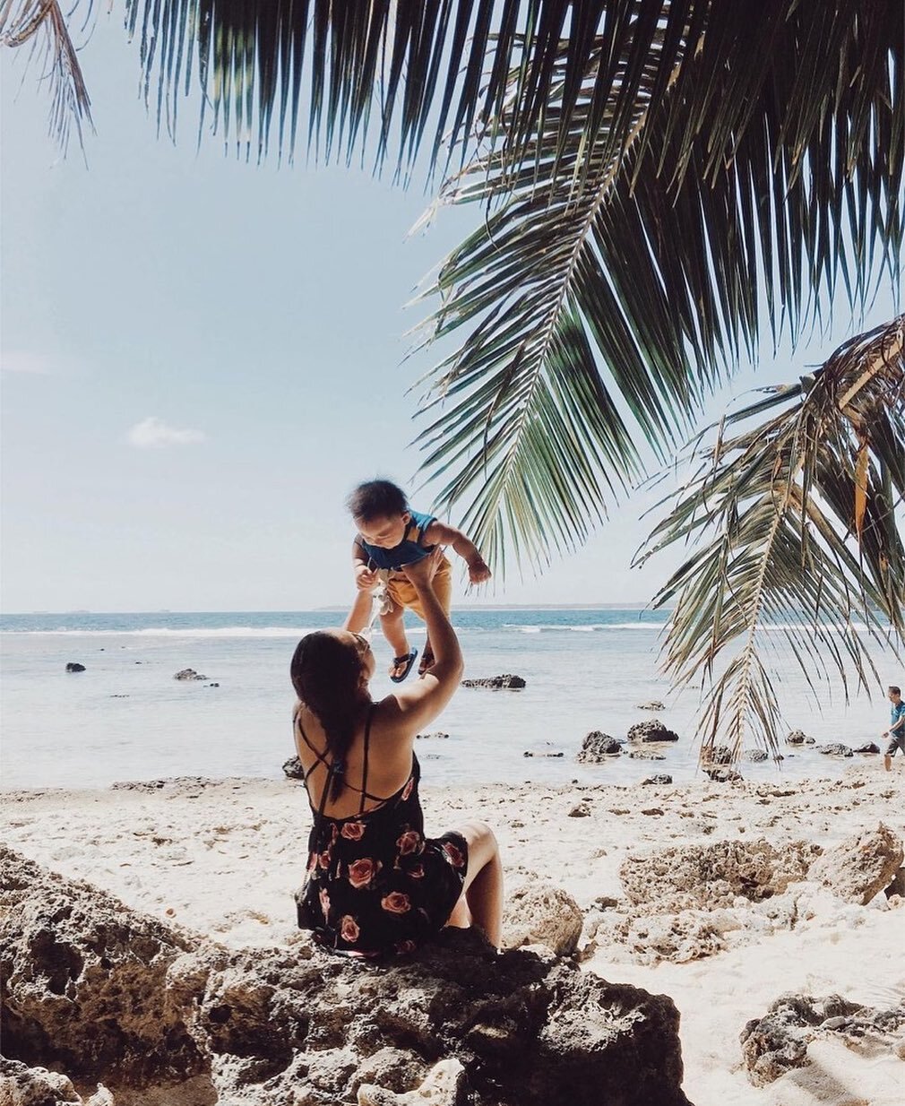 Catching these tranquil summer vibes 🌴

What's your Sunday plans? 

📸: @junabebeth 

#sundayfunday #summervibes #motherhood