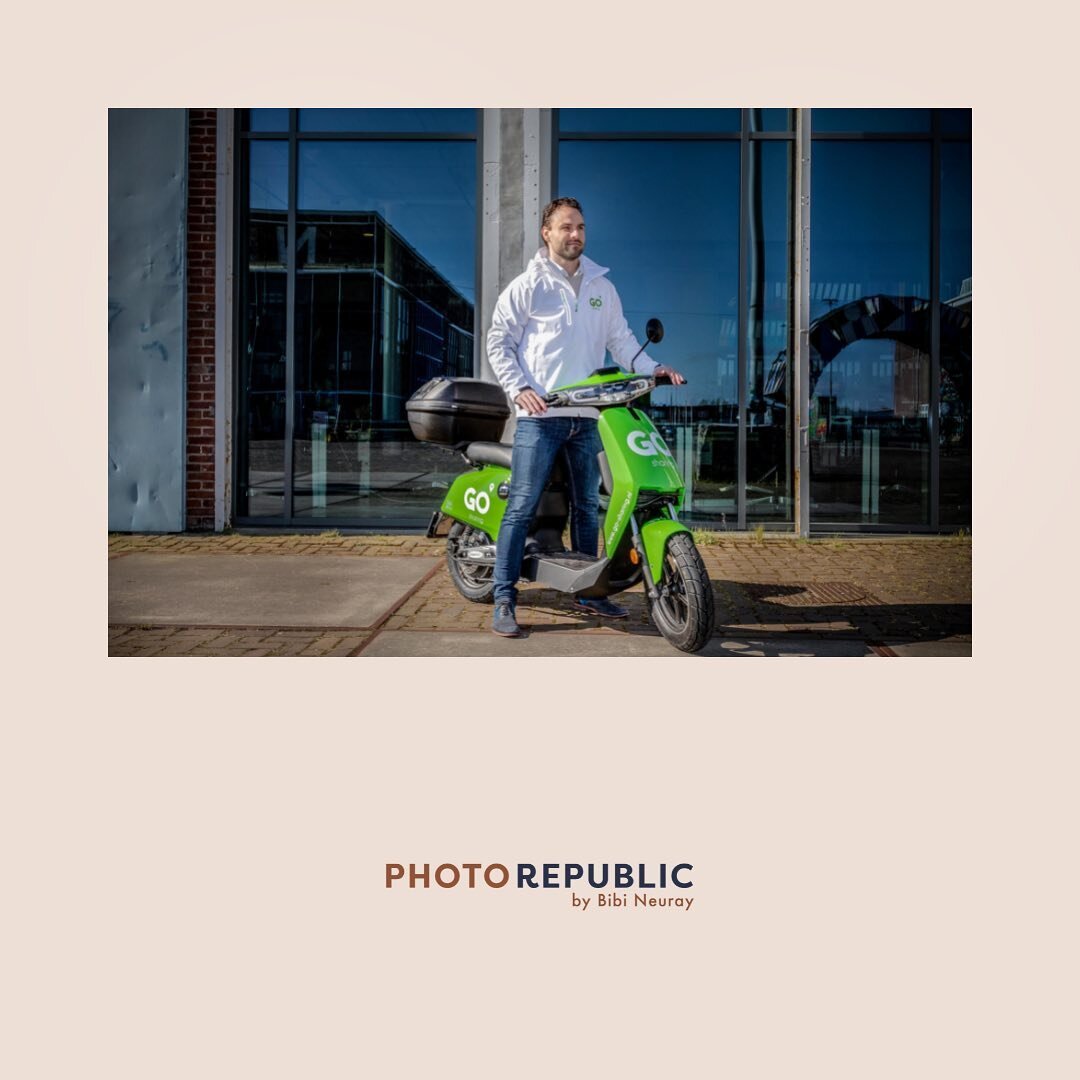 Hele leuke shoot met Raymon Pouwels. Co-Founder &amp; CEO Go Sharing. De fel gekleurde deelscooters zijn al in meer dan 25 steden te vinden. Het deelinitiatief scoorde onlangs &euro;50 miljoen voor 
e-bikes, elektrische auto&rsquo;s en internationale