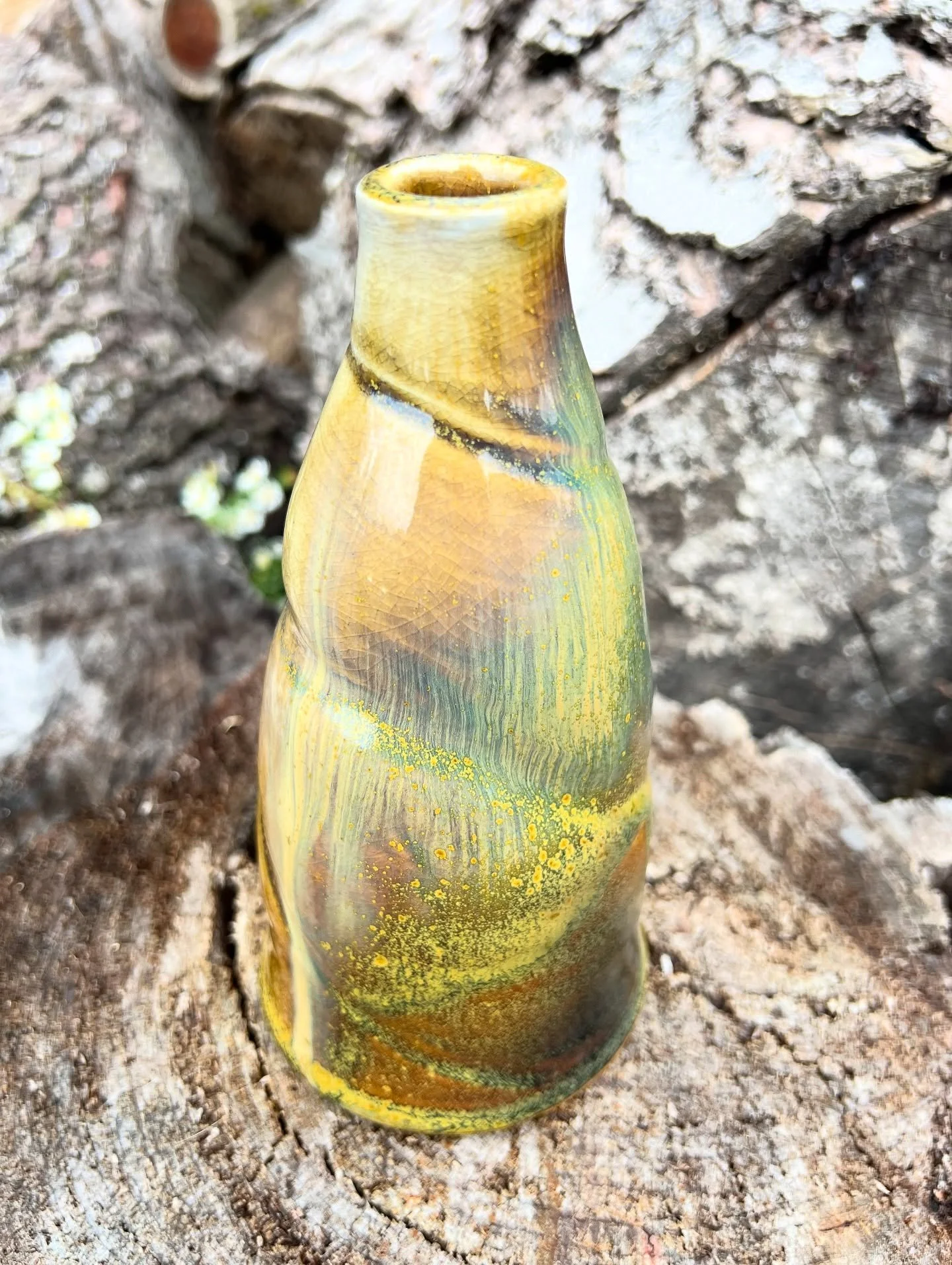 When a refire decides to go for extra credit 😍 this glaze combination is one of my favorites, but when I fired this pot in the spring, it came out matte, bubbled, and a little underwhelming. Now though?? Those glazes melted beautifully together crea