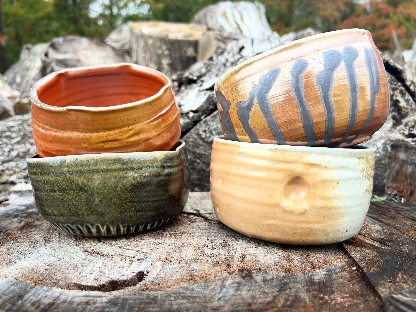 Friends! 🤦🏼‍♀️ I keep forgetting my monthly website update is happening this Sunday, October 19 at 4PM! This update will include bowls (tea bowls pictured and others!), spoon rests, sponge holders, and planter bookends!
(I keep forgetting beca