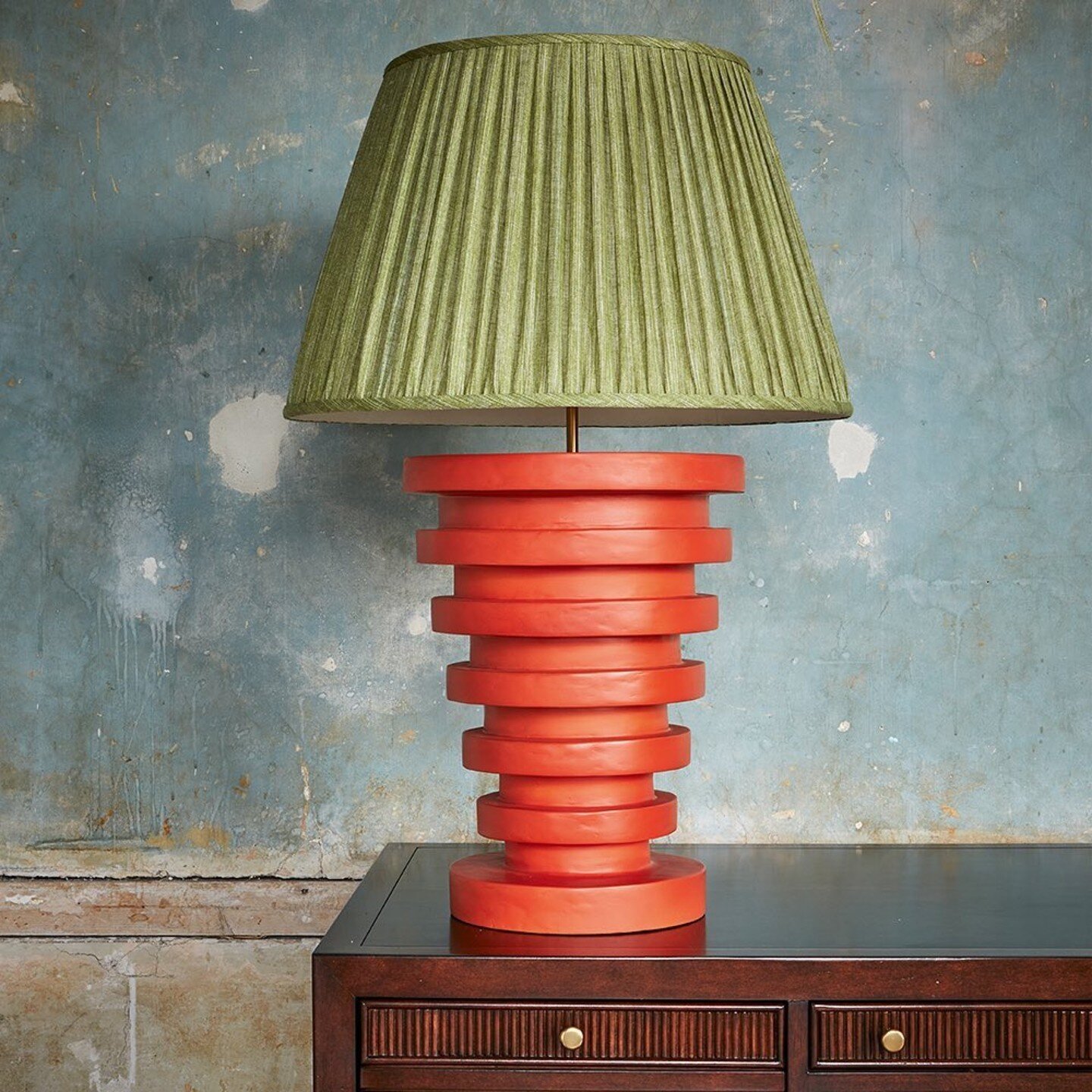 The Eco Lamp by @julianchichesterltd has been adapted from a 1930s Giacometti Lamp. Offered in two sizes, the latest collection has seen the arrival of two new Gesso colors: Burnt Orange and Jade Green.

Photography by @andersgramer

(The Burnt Orang