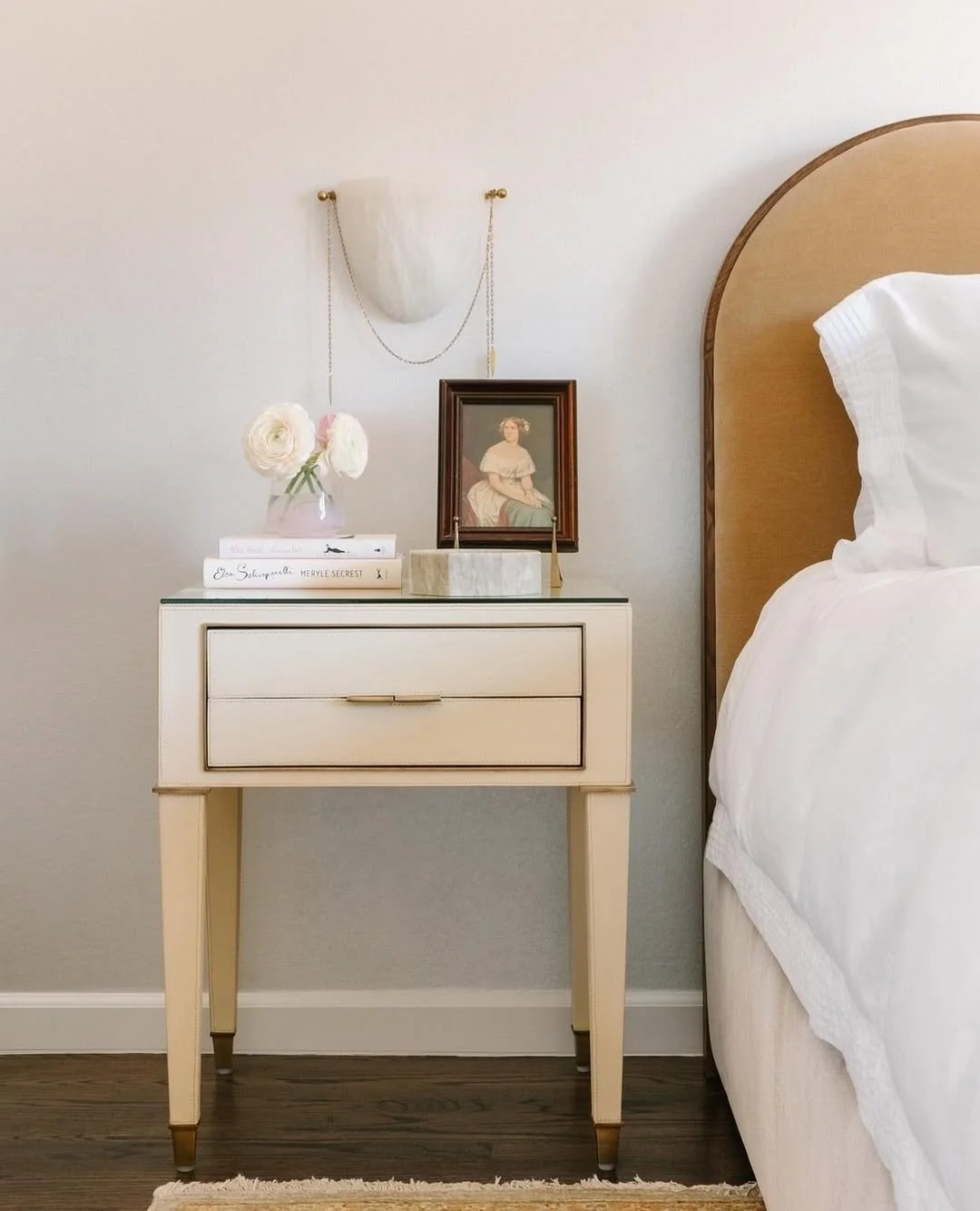 Laguna Vendor: Villa &amp; House

A classic silhouette with a modern edge.

The Hunter 2-Drawer Side Table by @villaandhouse pairs ivory leather with signature brass pulls&mdash;where fine craftsmanship meets functional art. A considered finishing to