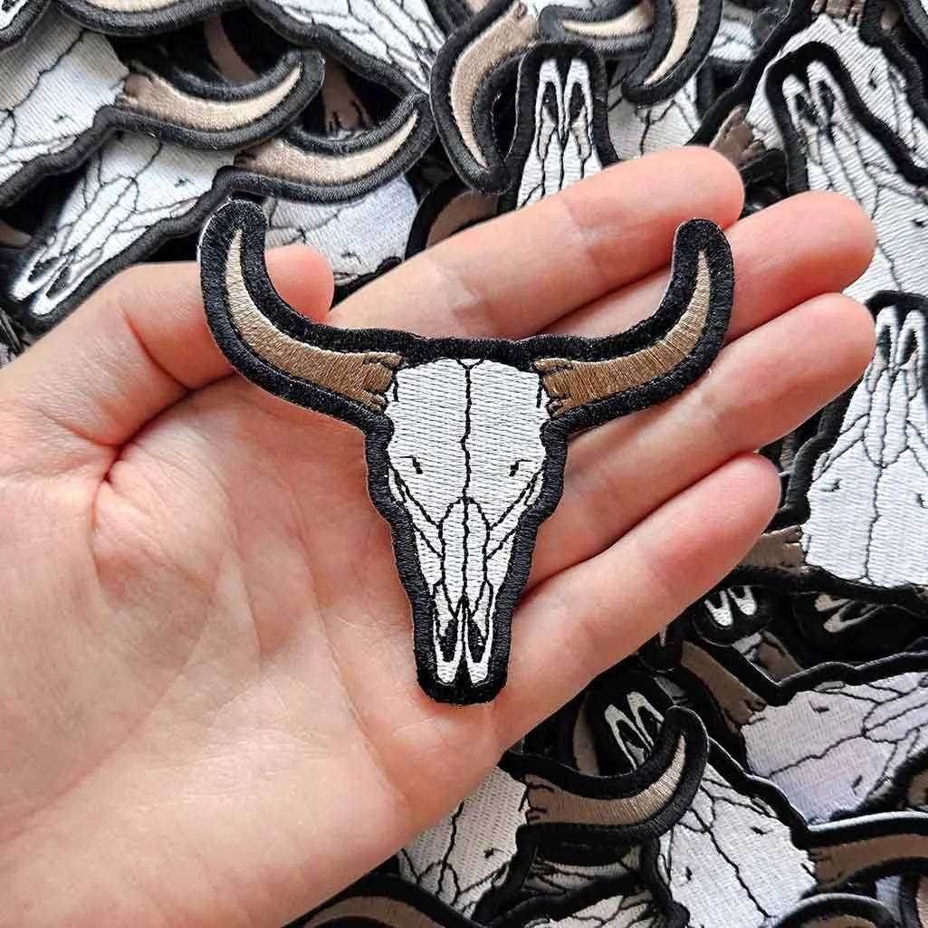Detailed Bull Skull Patch – iron-on embroidery featuring a horned animal skull design