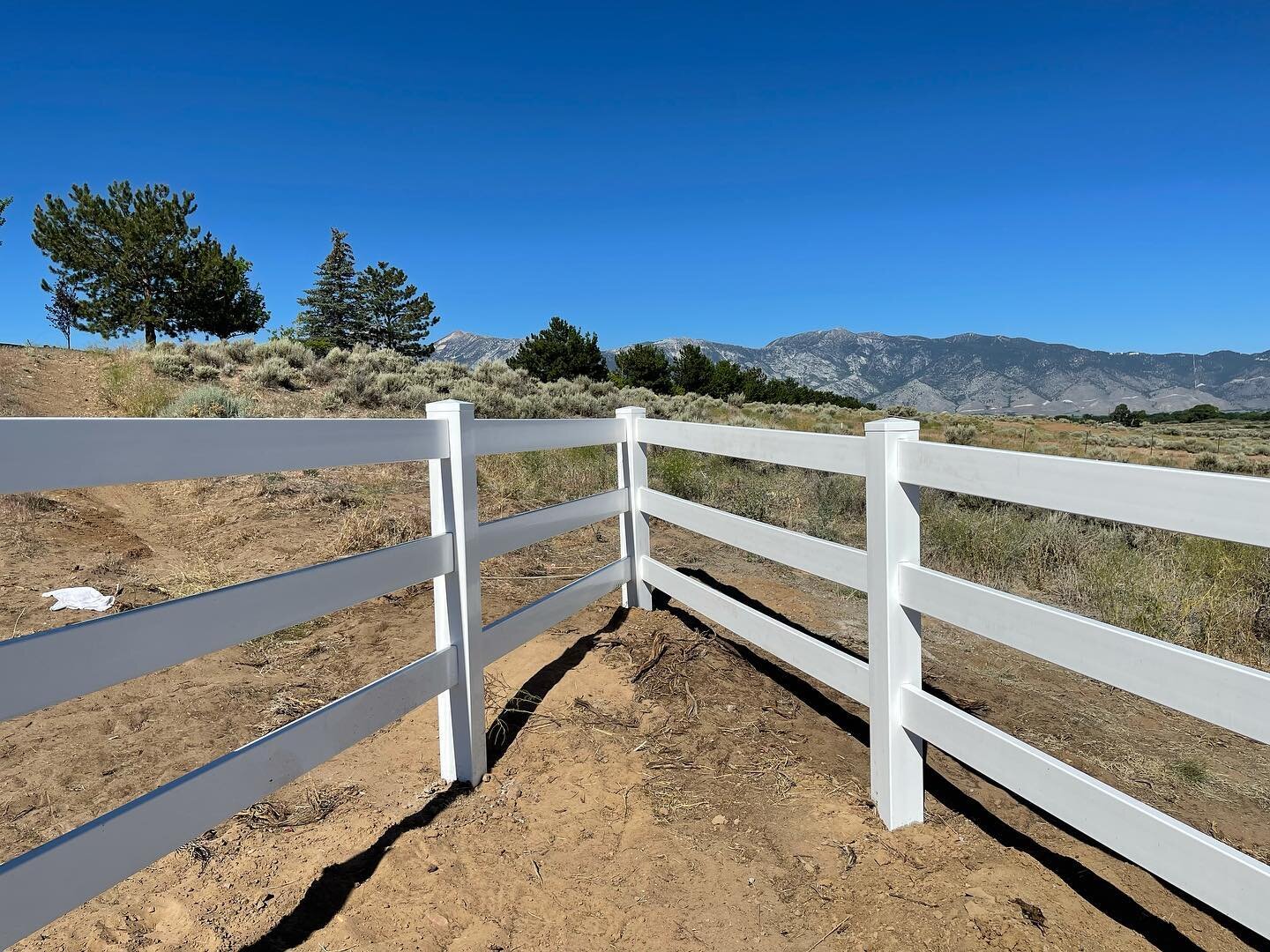 Acutely aware of our acute angles 📐🙂

 #BuiltToLast #NevadaFence #ThreeRailVinylFence #Vinyl #PVC #ResidentialFencing #AffordableFence