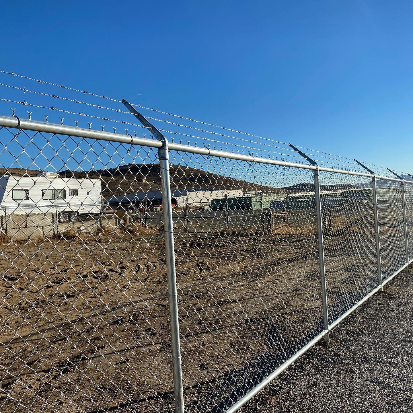 Top and bottom rails for additional security and strength! 🔗🦾 

#BuiltToLast #NevadaFence #ChainLinkFence #BarbedWireFencing #SecureFence #Construction #FencingDetail