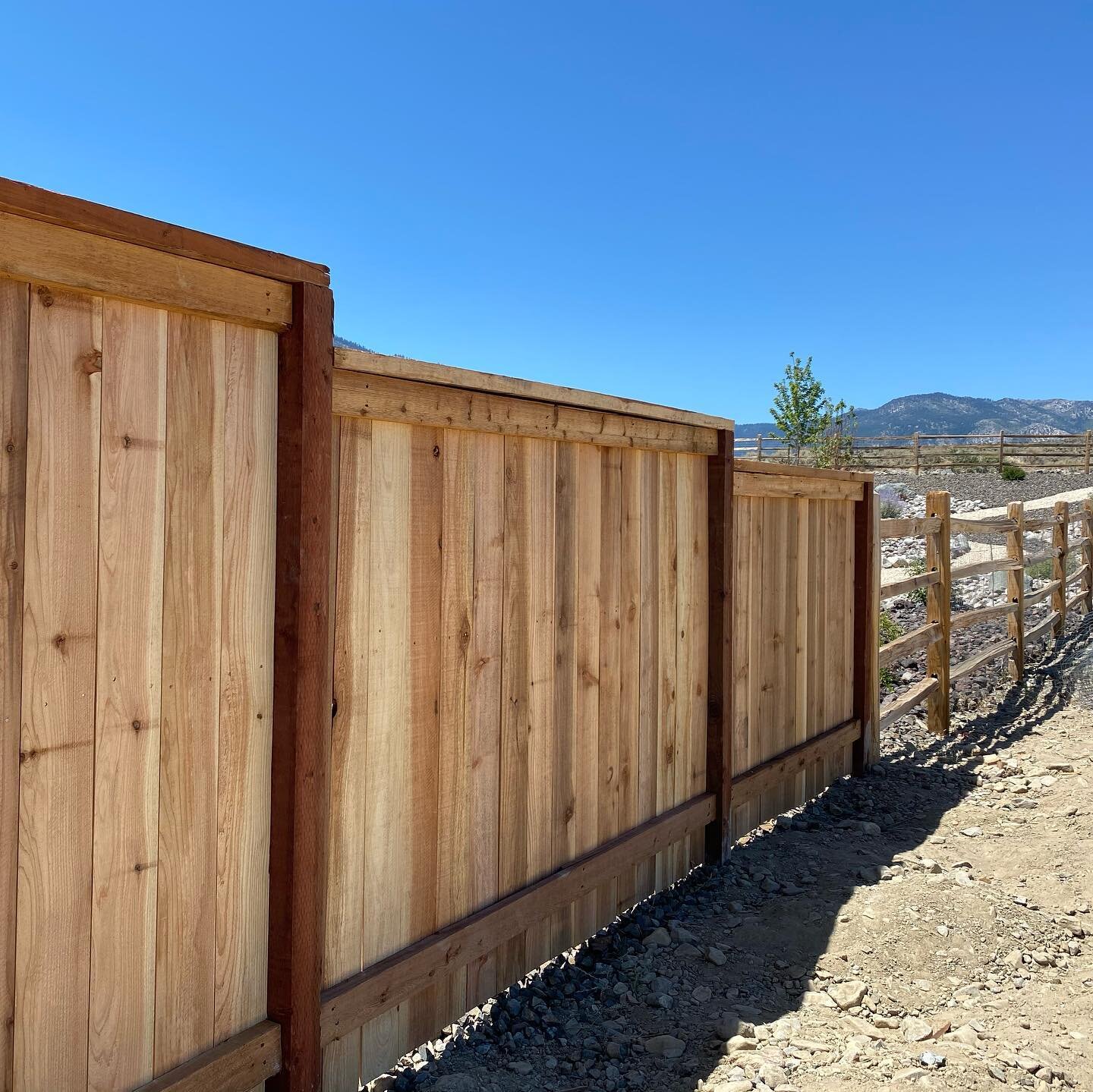 C &bull; E &bull; D &bull; A &bull; R 🍂🌾🍁Capped picture frame fence stepped down to the 4 rail split cedar fence. 

Attached is a welded wire to keep your furry friends inside, and the unwanted ones out! 🐻🦌🐎🐿🐺

#nevadafence #builttolast #wire