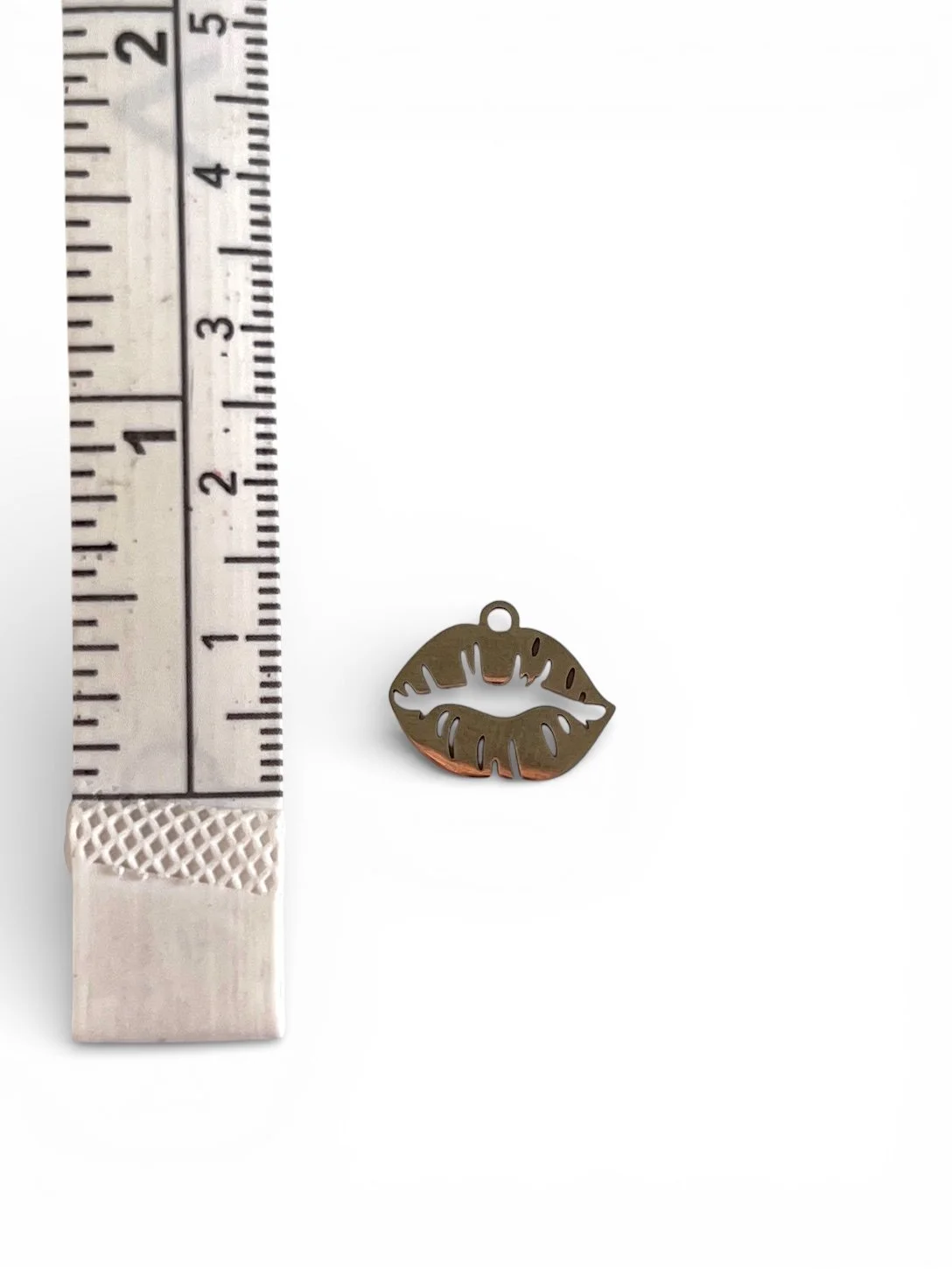 Silver lips charm with etched line details