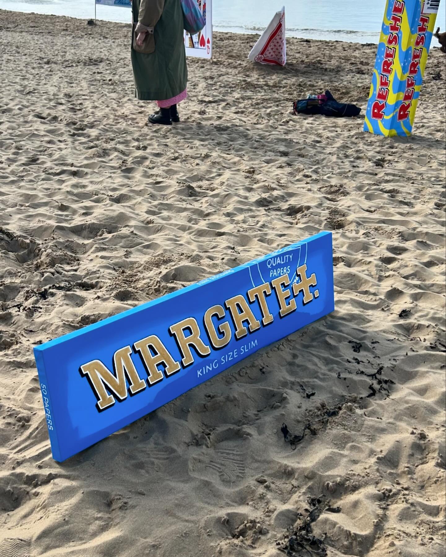 Loved this bank holiday beach exhibition from @maximillianboxer 😍🌊🚬💸 

#heretodaygonetomorrow #margate #margatemainsands #publicart