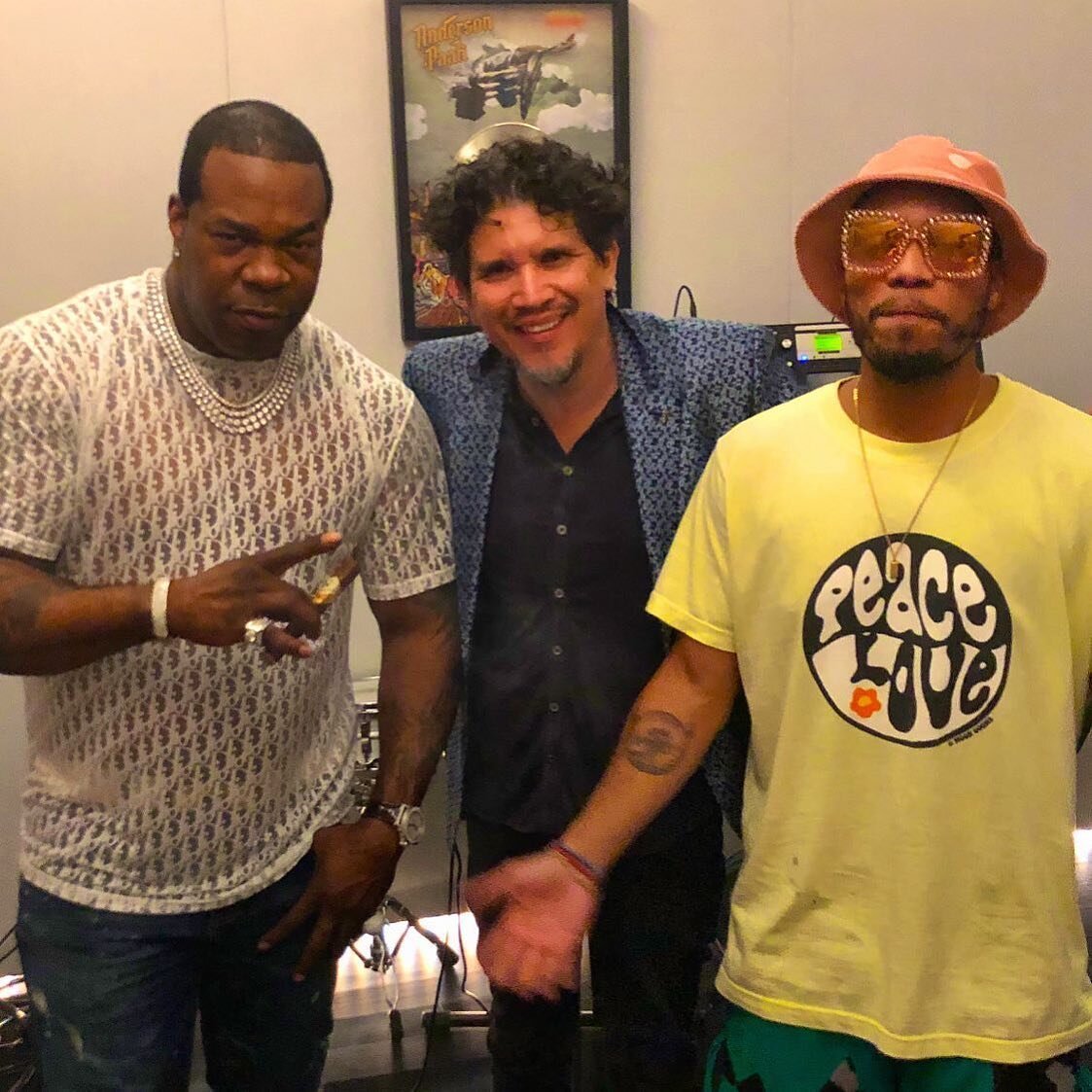 Just a little something to brighten your day, imagine running into these three legends in the studio🎹 @robgarzamusic @bustarhymes @anderson._paak ⁣
.⁣
.⁣
.⁣
.⁣
#studiovibes #studiolife #legends #garza #bustarhymes #andersonpaak #magneticmoon