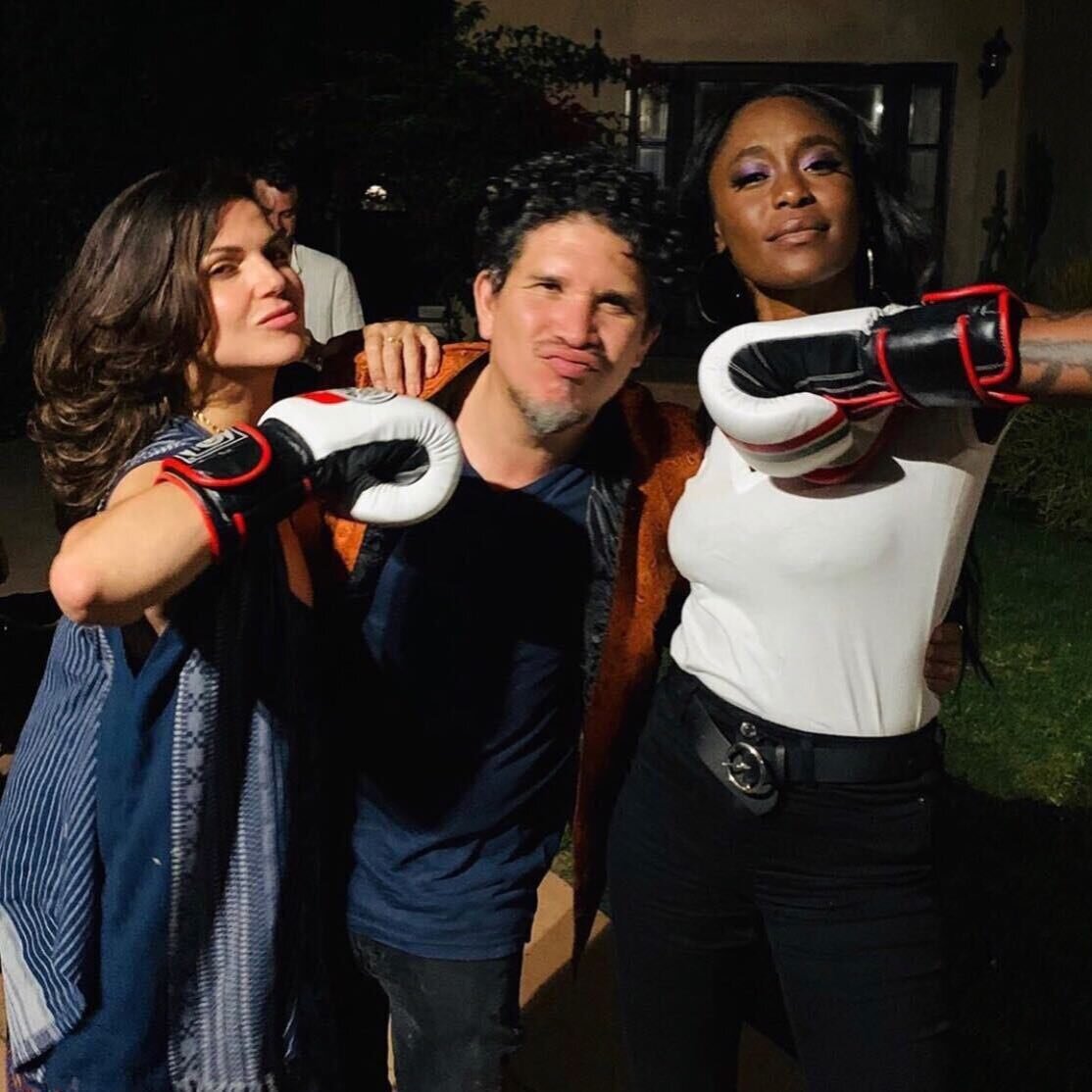 Unfair fight for @robgarzamusic🥊 with double trouble! @lanaparrilla and Magnetic Moon artist, @racqueljones
.
.
.
.
 #magneticmoon #garza #lanaparrilla #racqueljones #newpost #friendship