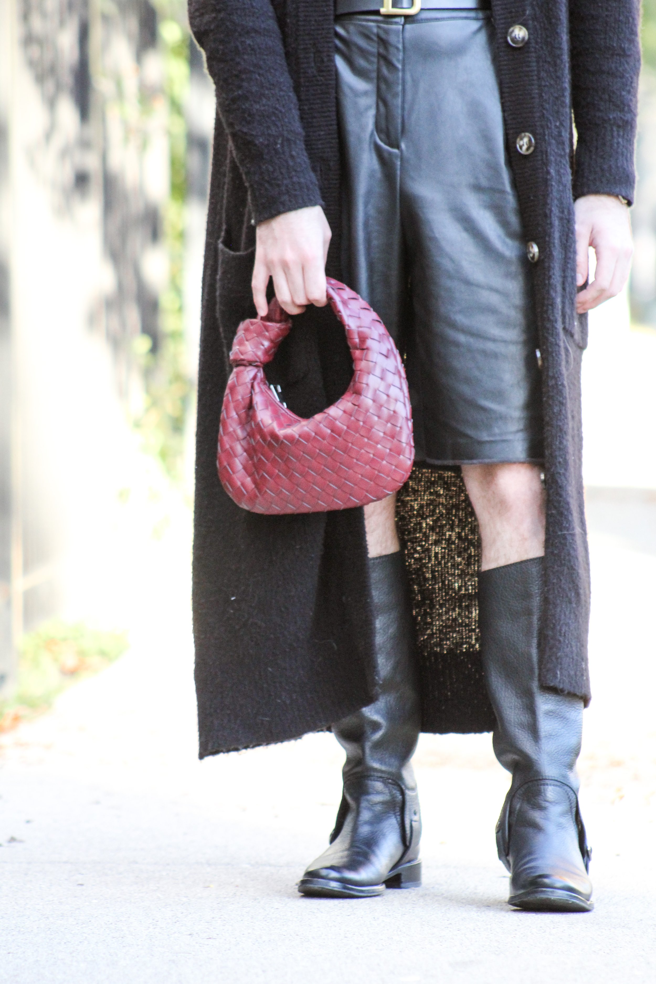 BOTTEGA VENETA streetstyle  Street style bags, Hobo bag outfit, Bottega  veneta hobo bag