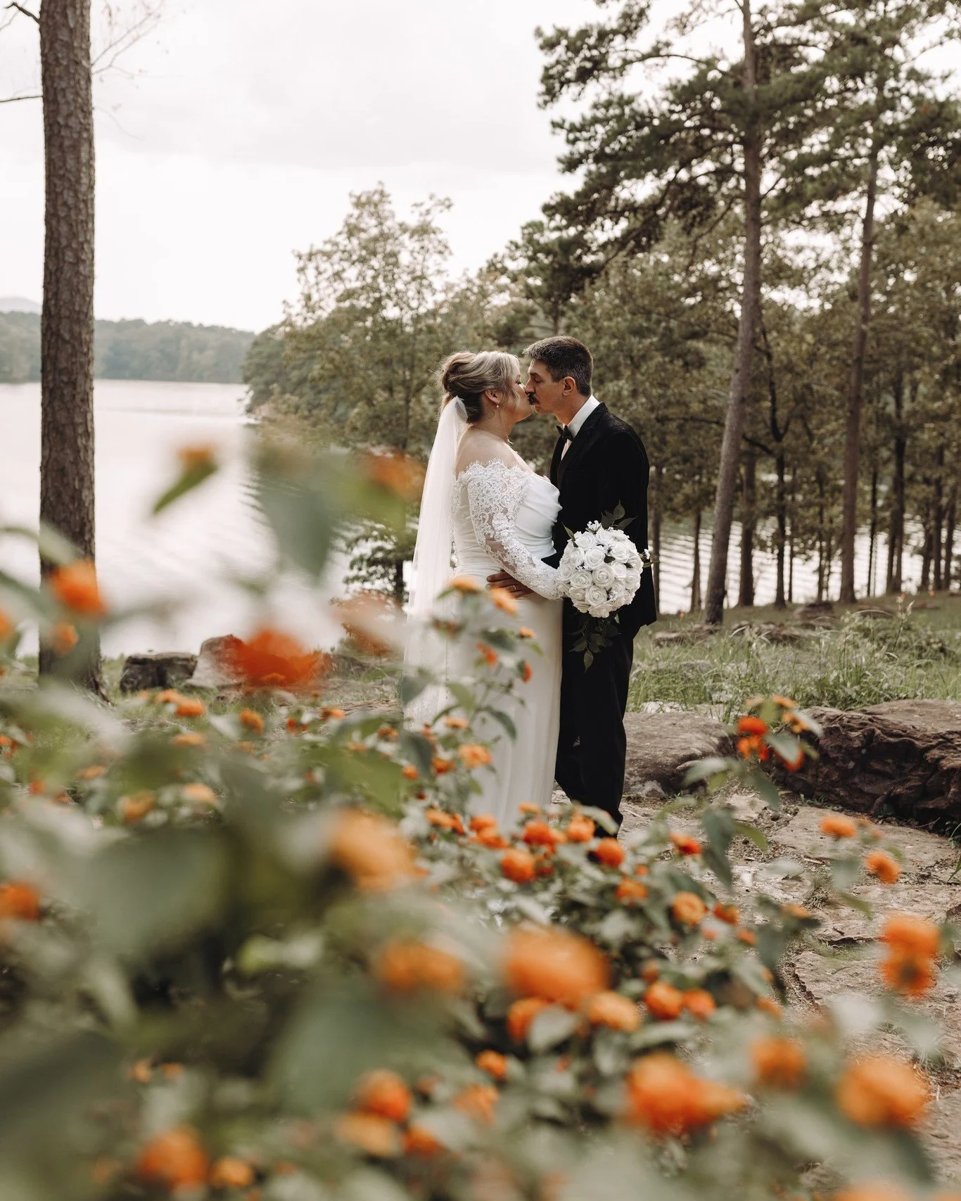 ✨ Lexi + Aron ✨
All the way from Taylorville, Illinois &rarr; Hot Springs, Arkansas 💍 These two traveled miles to say &ldquo;I do&rdquo; in one of the most breathtaking chapels in the country, Anthony Chapel. 🌿

Their day was simple, intimate, and 