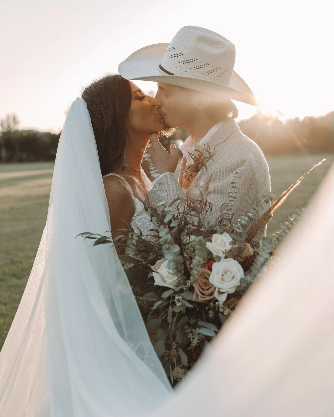 🤎 Montana + Garrett 🤎
A cowboy-chic fall dream at @bellaterraestate  in Cabot, Arkansas 🍂 From the golden light to the soft, romantic sunset, every moment felt like a scene straight out of a country love song.

These two were the sweetest blend of