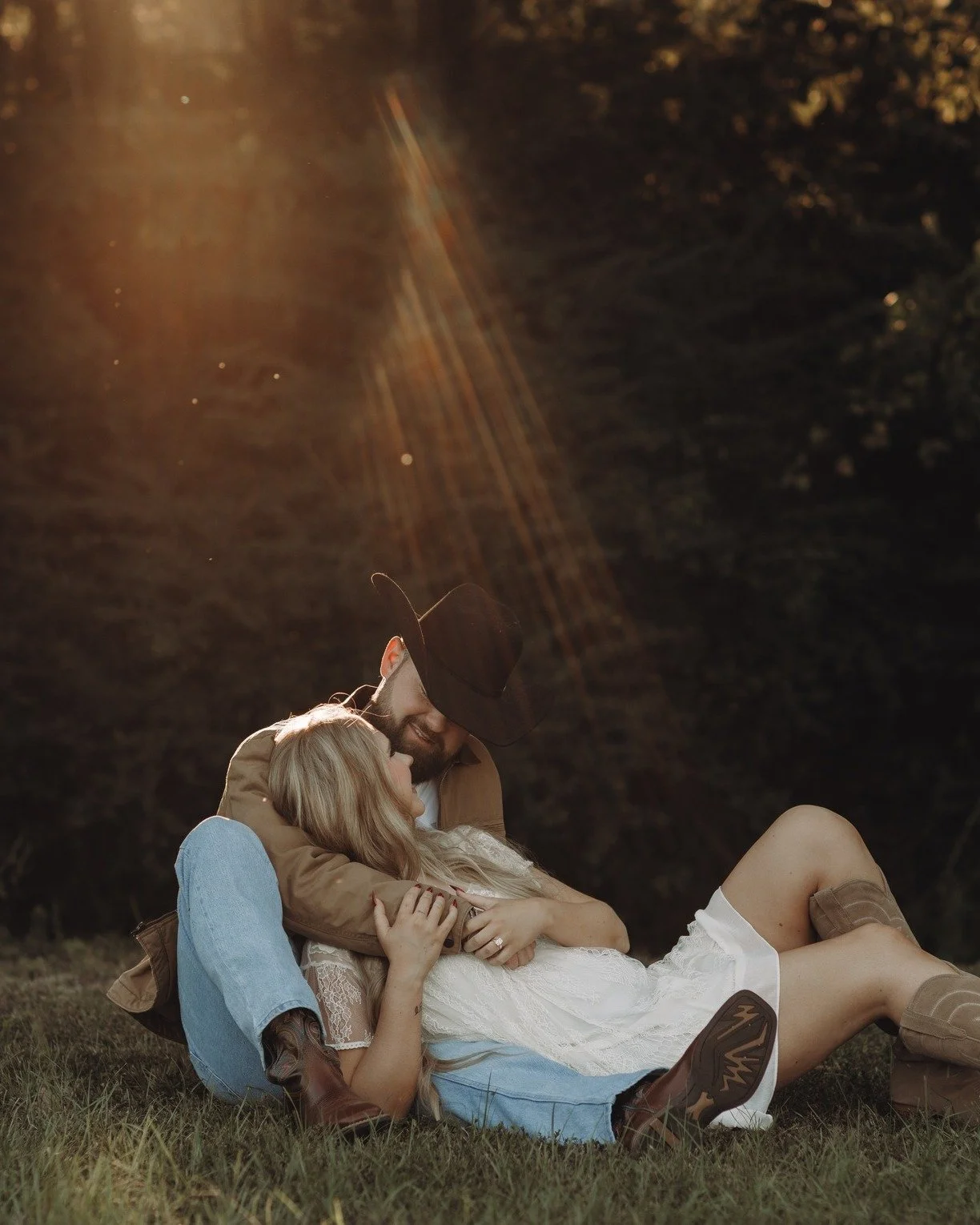 🤠✨ Sommer + Levi ✨🤠
All the way from Texas to Hot Springs, Arkansas &mdash; these two brought all the &ldquo;Cowboy Take Me Away&rdquo; energy to their engagement session. The laughter, the little glances, and the way they fit so effortlessly toget