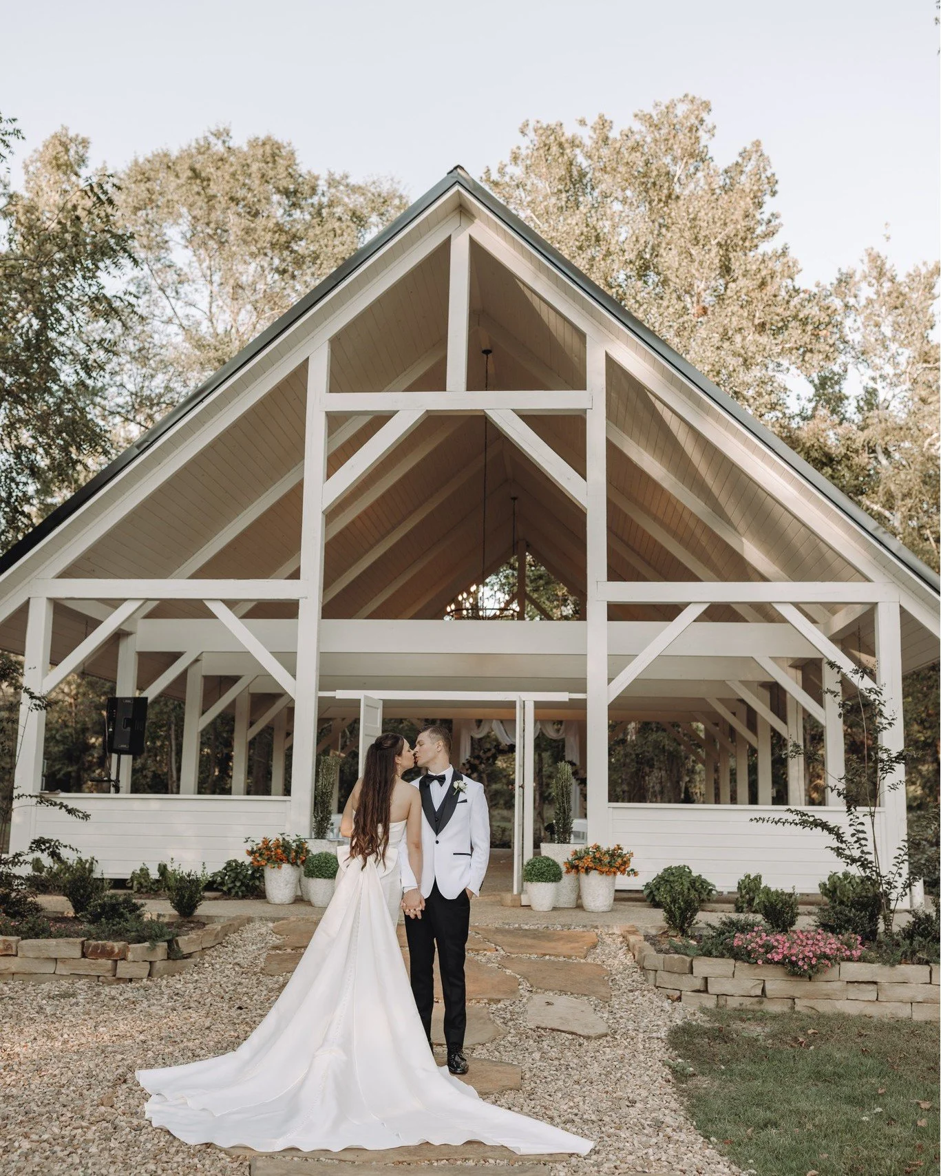 Allison &amp; Logan 🤍✨
A timeless black-and-white wedding, surrounded by the people who love them most&hellip; it truly doesn&rsquo;t get more meaningful than this.

Their day at Bella Terra Estates in Cabot, Arkansas was nothing short of incredible