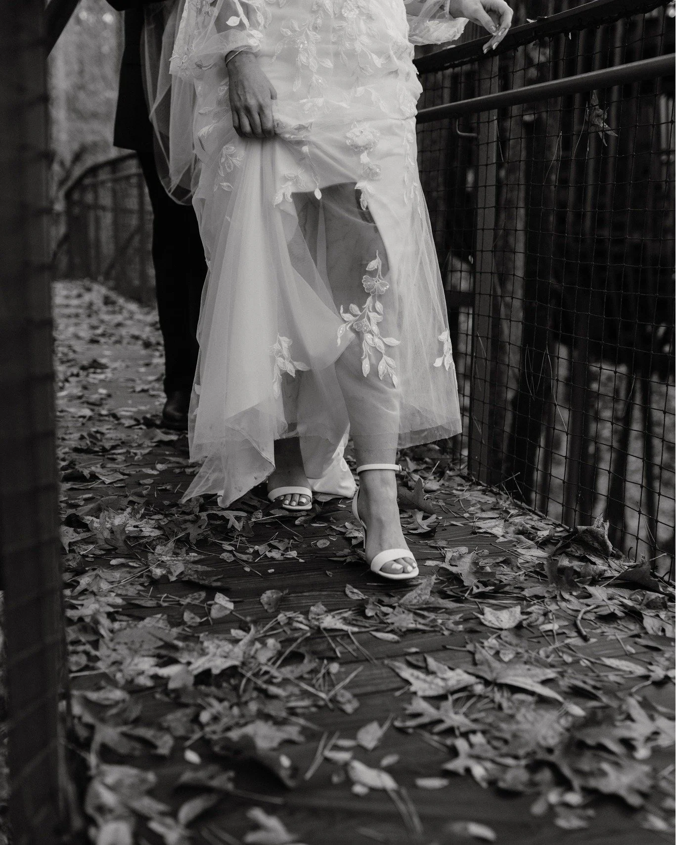 Amber &amp; Christian 🍁✨
These two drove all the way from Illinois to Hot Springs for a fall elopement at Anthony Chapel, and honestly&hellip; it was pure magic.

The chapel was glowing with golden light, the trees were painted in peak fall color, a