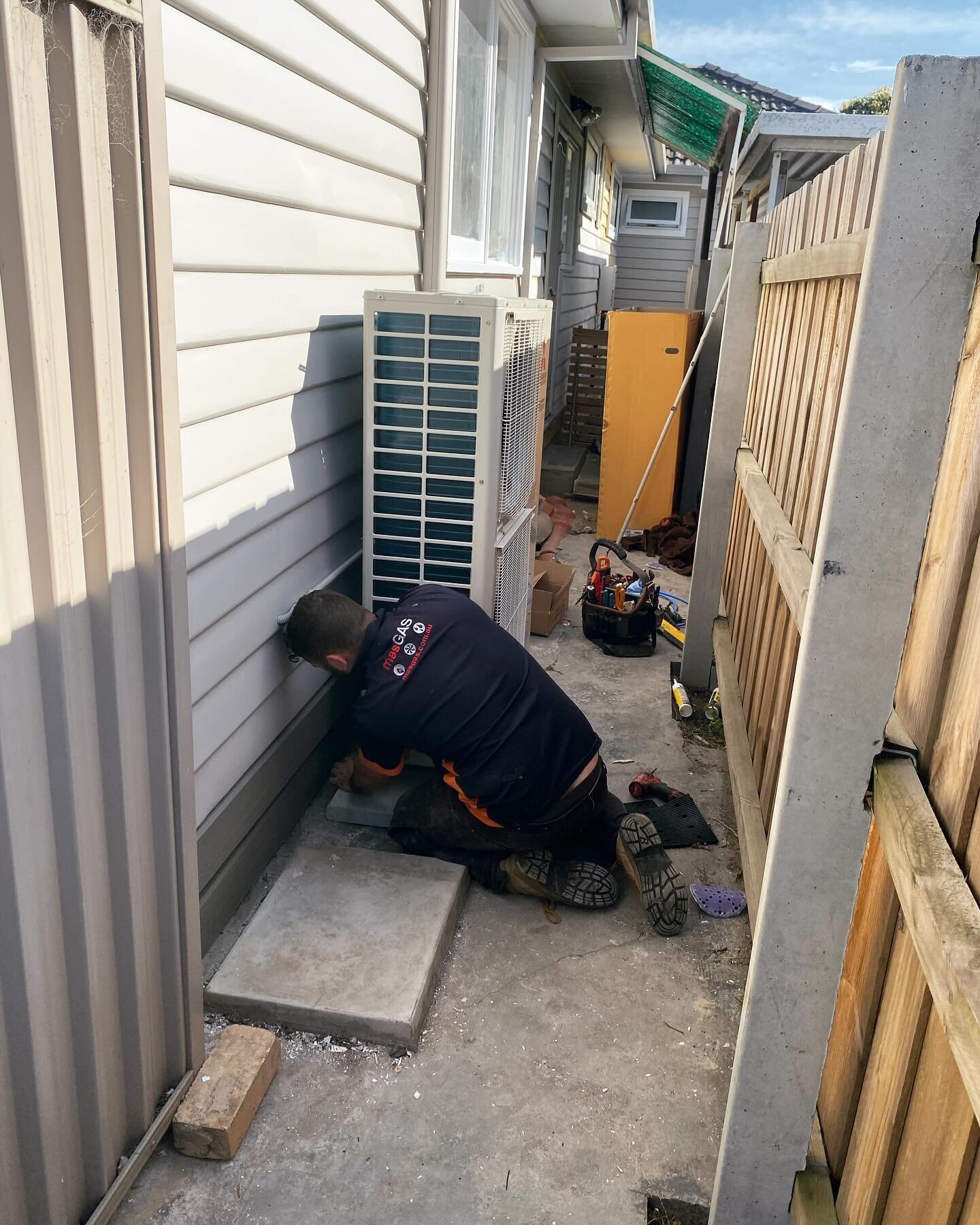 Ducted reverse cycle fit off. Ready for a hot summer! 🌞 ⁣
⁣
⁣
#reversecycle #summerready #melbourne