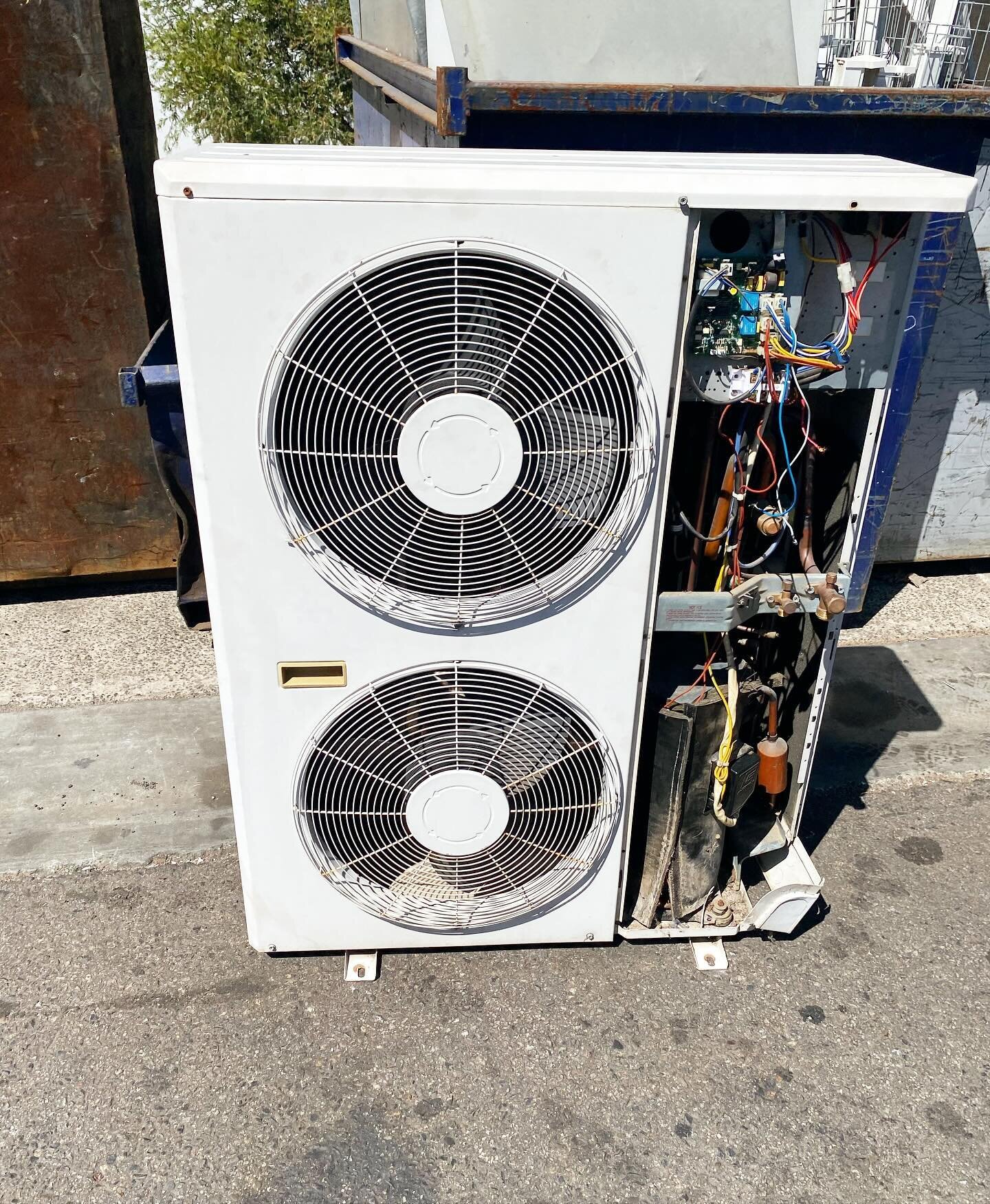 Add on air conditioning replacement. Out with the old, in with the new @actron.air high efficiency air conditioning system ⁣
⁣
⁣
#addonaircon #actron #summer