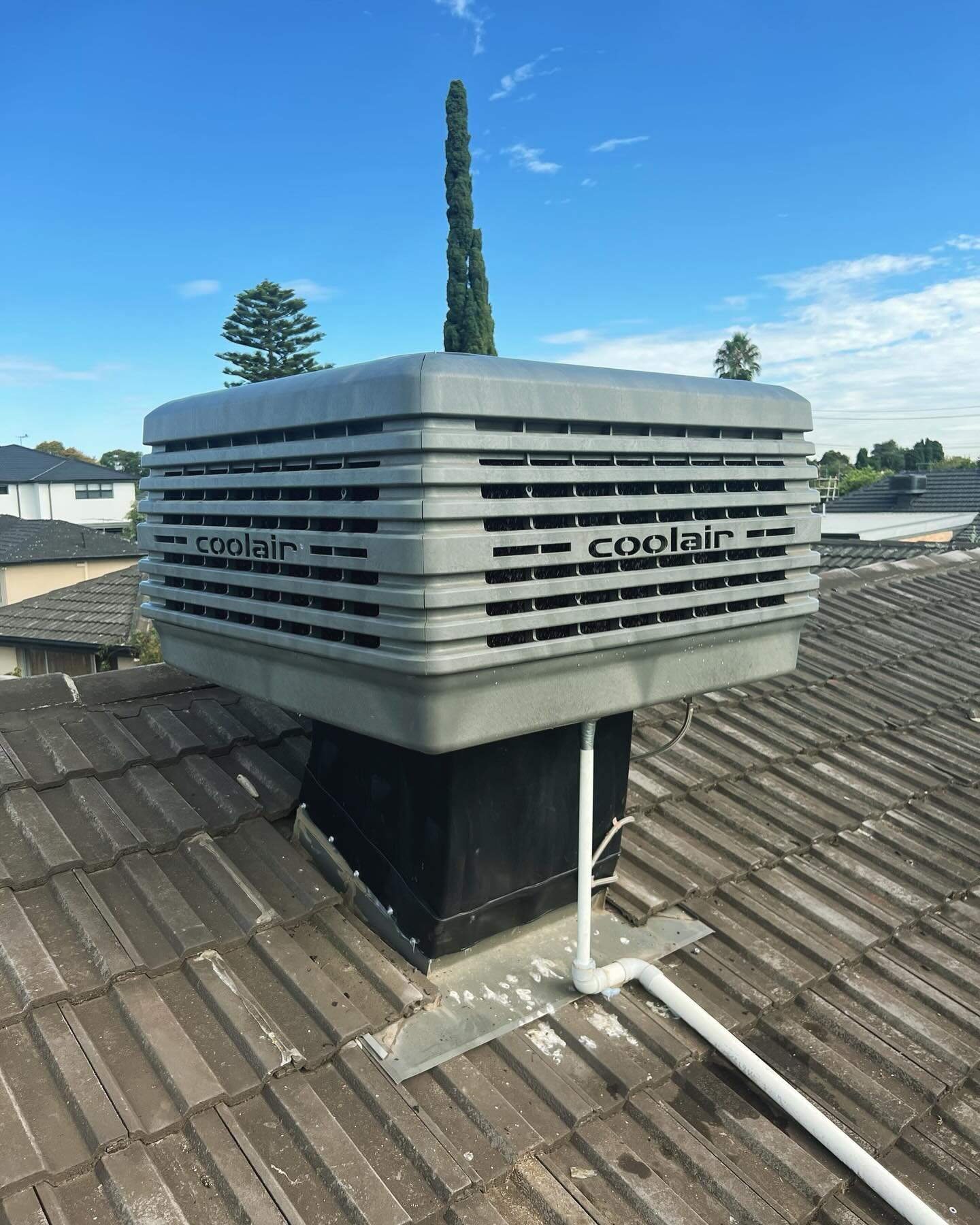 Evaporative cooler replacement. Out with the old &amp; in with the new! ❄️⁣
⁣
⁣
#evaporativecooler #changeover