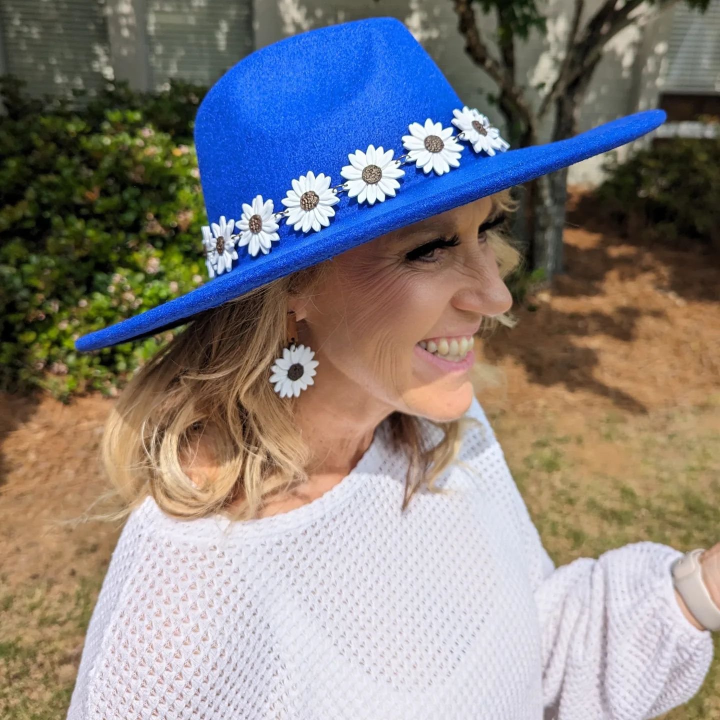 Can we just take a minute for this hat, band, and matching earrings combo?! 
.
Just in love!! Thank you @wendy_j_zahn for not only snagging this all up because you only add to its beauty, but for also letting me use you as my model! ❤️
.
Wait till yo