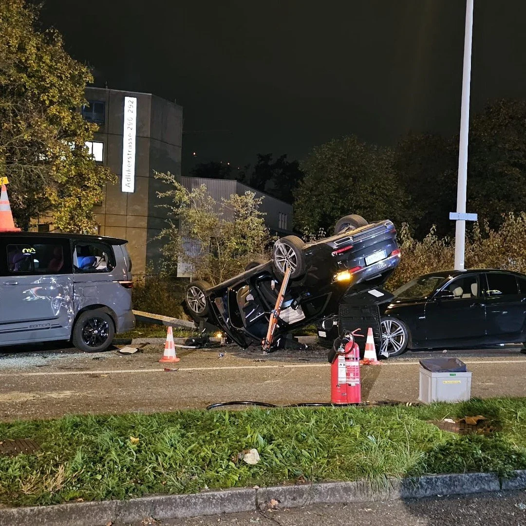 Bei einem Verkehrsunfall am Donnerstagabend (31.10.2024) in Regensdorf sind f&uuml;nf Fahrzeuge involviert gewesen. Mehrere Personen darunter auch Kinder mussten aufgrund von Verletzungen in Spit&auml;ler gebracht werden. Die Kreuzung Wehntalerstrass