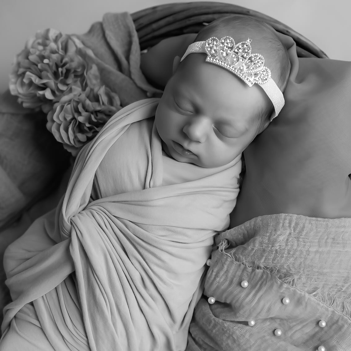 Little princess 👑🤍 this little one was so dinky, even the headband was loose 🥹 

#newbornphotography #newbornphotographer #surreynewbornphotographer #surreymummycommunity #surreymums #newbornphotoshoot