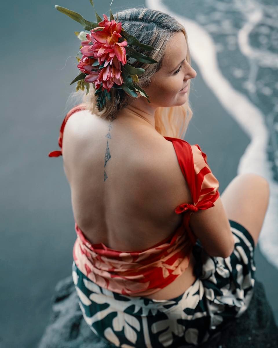 Instant captur&eacute; sur une plage de sable noir de Tahiti, entre tradition et &eacute;l&eacute;gance naturelle. Lumi&egrave;re douce, couleurs chaudes, et un brin d&rsquo;exotisme

#PortraitPhotography #BeachVibes #TropicalStyle #IslandShoot #Back