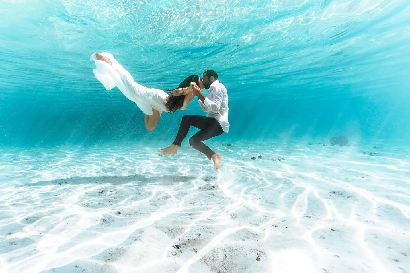 "Un homme a toujours deux femmes dans sa vie : celle qu'il a &eacute;pous&eacute;e et celle qu'elle est devenue." Andr&eacute; Roussin