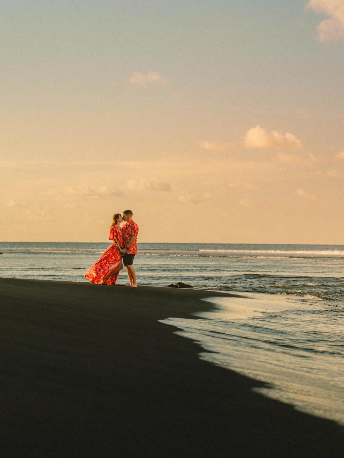 S&eacute;ance photo de fin de journ&eacute;e au rythme du soleil et des vagues... 
Merci &agrave; mes 2 mod&egrave;les du jour pour cette photos! 

#love #couple #beach #sunsetloversgram