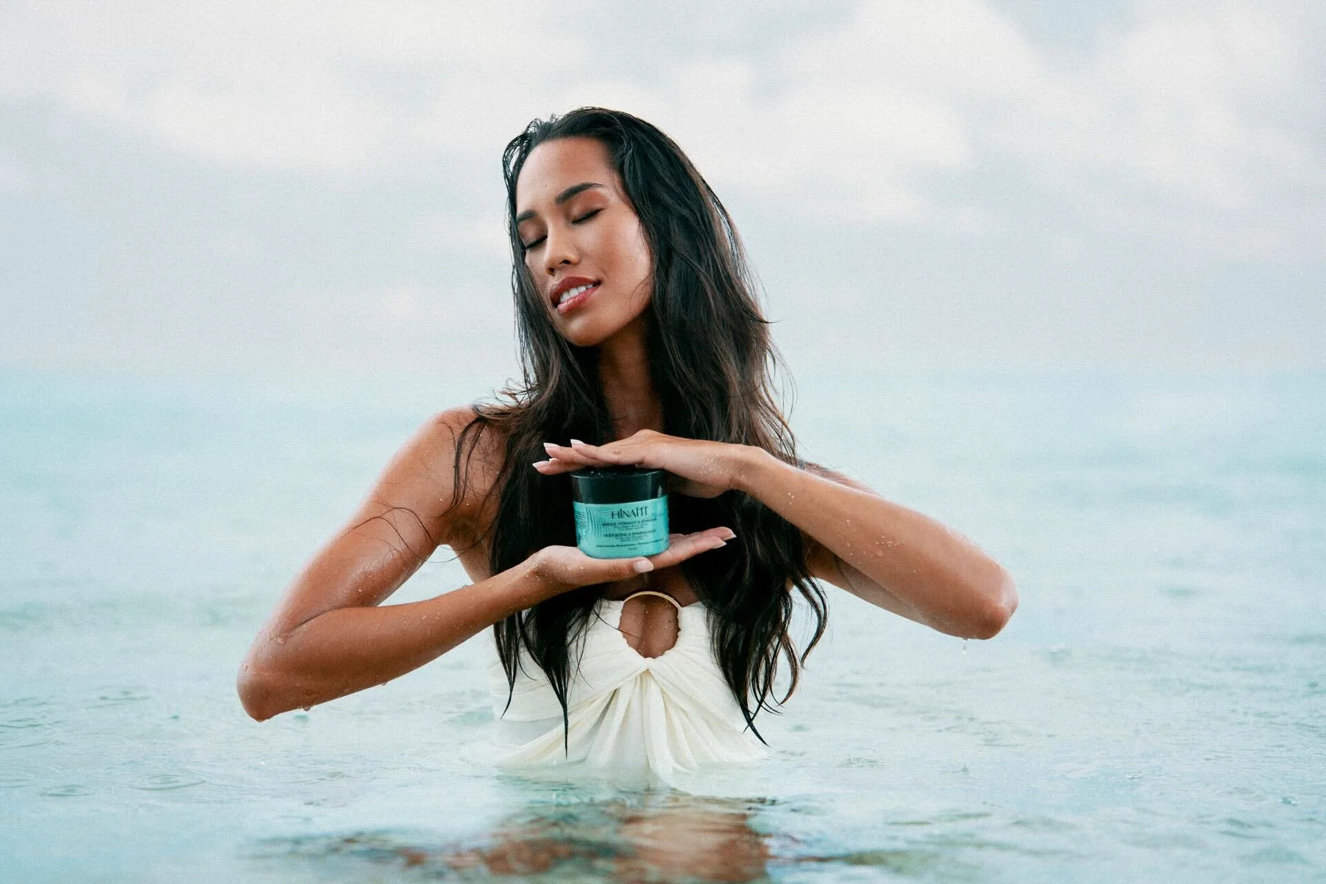 L&rsquo;&eacute;quilibre entre lumi&egrave;re et &eacute;motion.
Une composition pens&eacute;e pour mettre en valeur la douceur et l&rsquo;authenticit&eacute; dans un d&eacute;cor brut et minimaliste.

#tahiti #tahitivibes #misstahiti #vahinetahiti