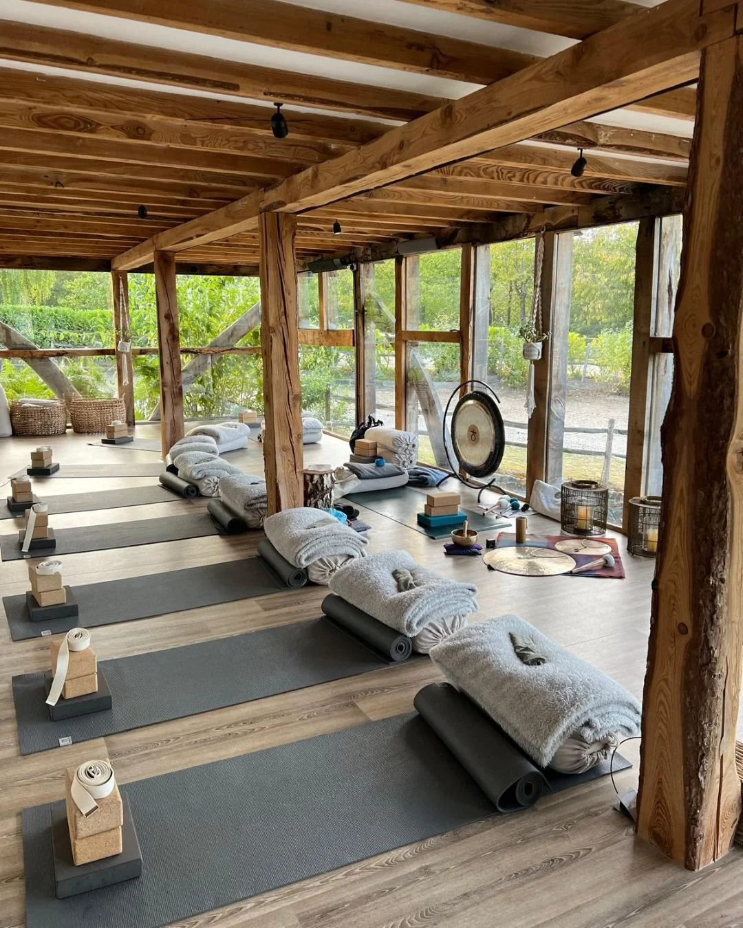Stop Connect Breathe - Yin. Nidra. Gongbath
Friday 17th October @ 7pm

Yin yoga, Yoga Nidra, and gong baths are a powerful combination for deep relaxation and healing.

In this experience, Rowena skillfully blends passive, mindful stretches with a gu