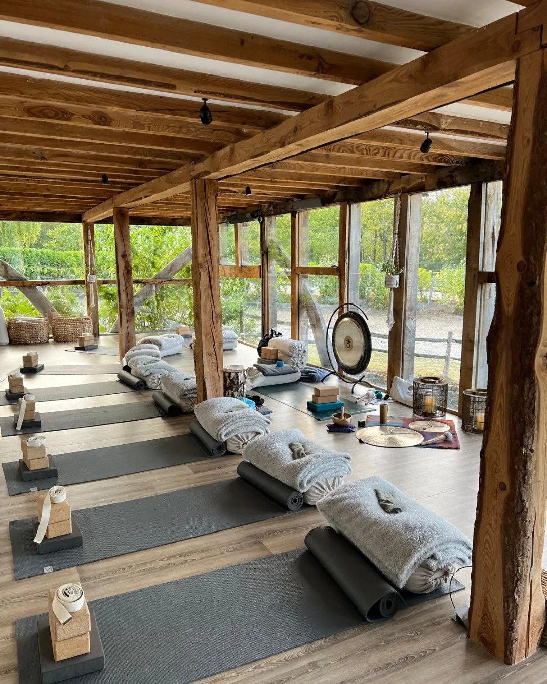 Experience deep relaxation and inner peace with @yoga.andme. this Friday night! 

🧘&zwj;♂️ Stop. Connect. Breathe 
🗓 Friday 6th March @ 7pm 
📍 @kingdom_pen

Begin with gentle yin yoga, enhanced by supportive sandbags, then surrender to the restora