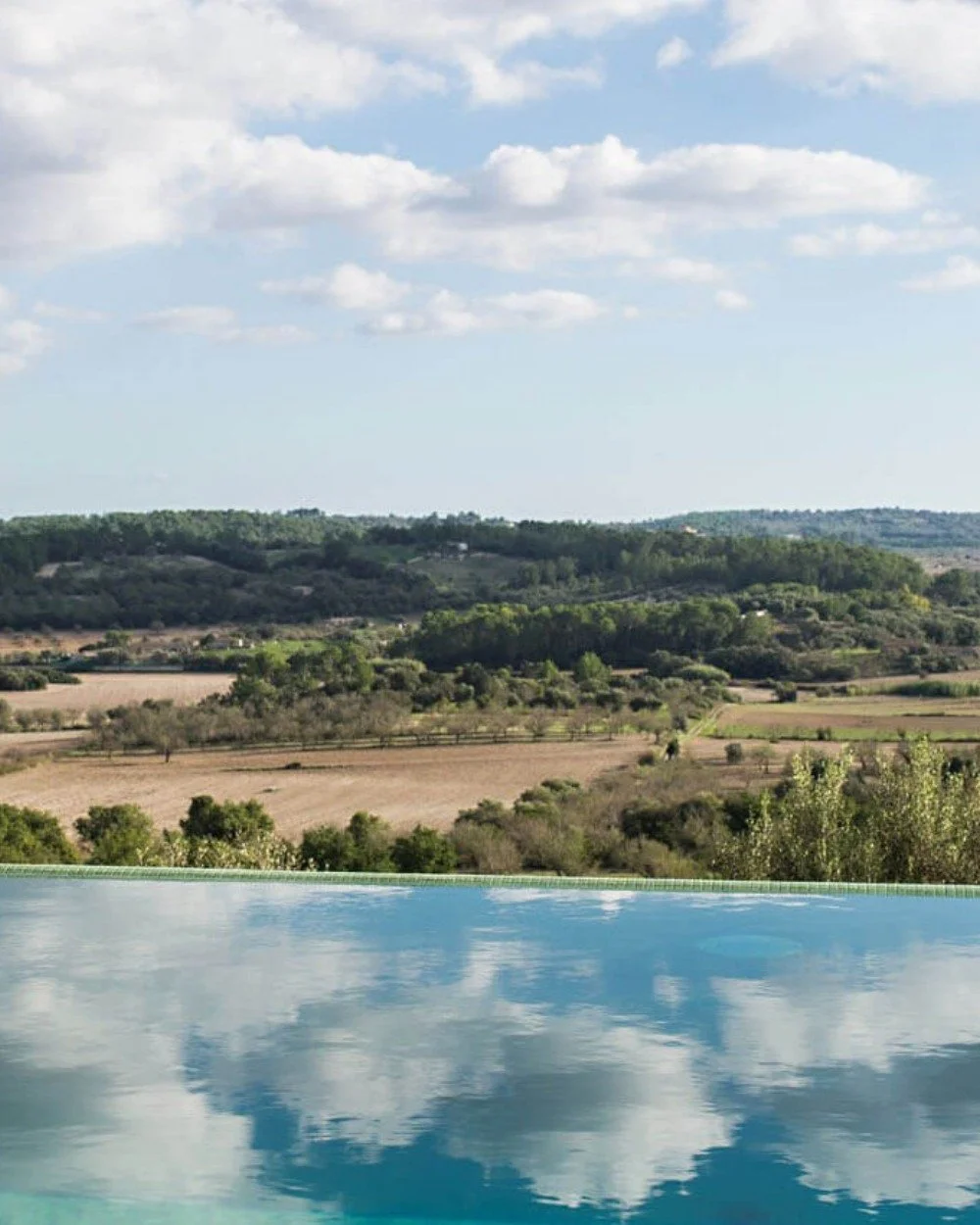 Just TWO beds left for our Mallorca retreat&mdash;don&rsquo;t miss your chance! 🌞✨ 

Join us for a Mediterranean wellness escape packed with daily Yoga &amp; Pilates to boost your core, flexibility, and balance. Enjoy meditation, massages, nourishin