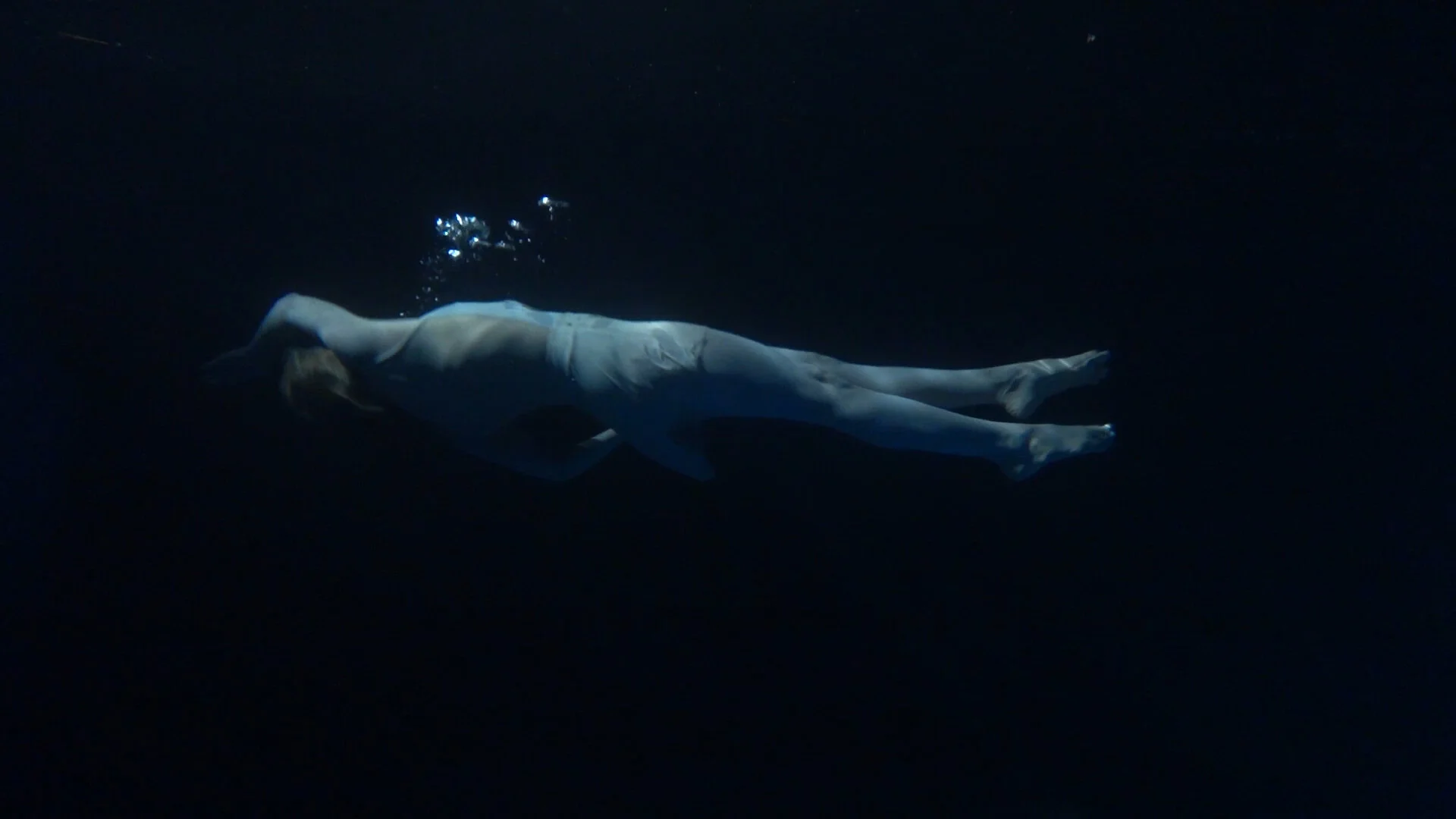 Agua Viva underwater performance by Marjorie Chau, exploring water as a vital element through the suspended body.