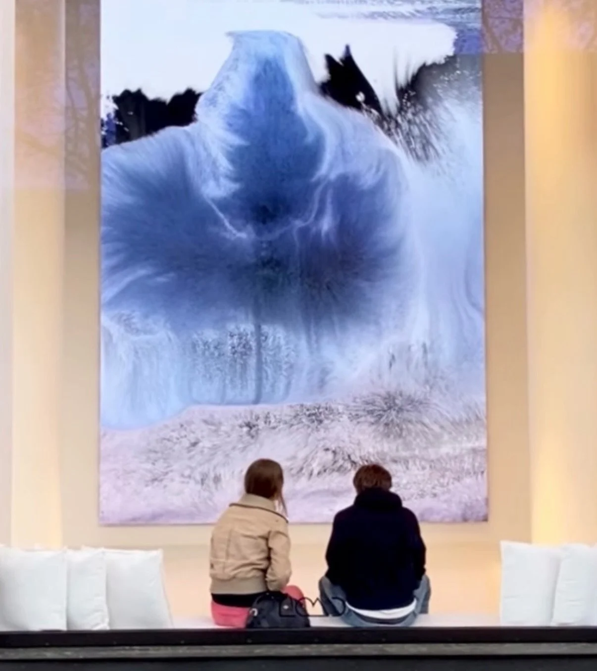 Last Thursday, we visited the @load.gallery to kick off Easter, with the family.
The photos aren&rsquo;t the best 😅 (hard to get two dogs to pose), but we had a great time.

You can still visit the exhibition until April 25.