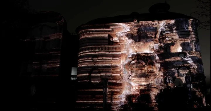SENSUM transforms the invisible rhythms of a city into a living visual organism.
Environmental data from Nizhny Novgorod became movement, tension and form.
A fragment from @intervalsfest 

#ProjectionMapping #visualart #frydaymood #DigitalArt #MadeWi