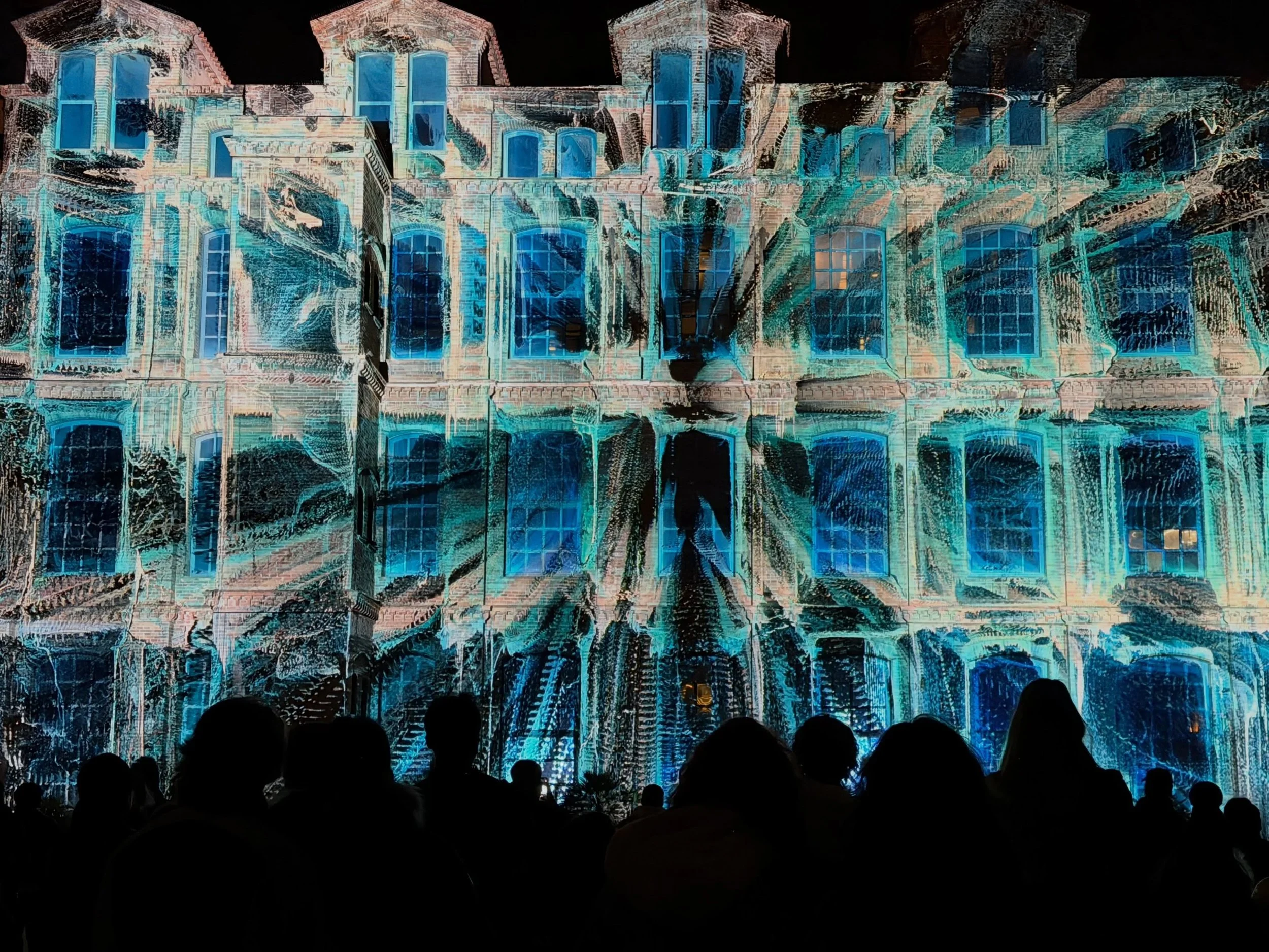 For a few nights, the wall forgot it was a wall.

&ldquo;The Rhythm of the Ocean&rdquo; explores the ocean not as image, but as rhythm &mdash; light and color moving with the pulse of music by Suzanne Ciani.

4 Panasonic projectors, 30,000 lumens &md