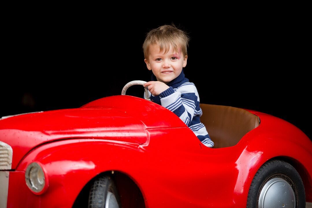 🚗 In the driving seat...
.
.
.
.
.
#richardgreenlyphotography #familyportrait #children #photography