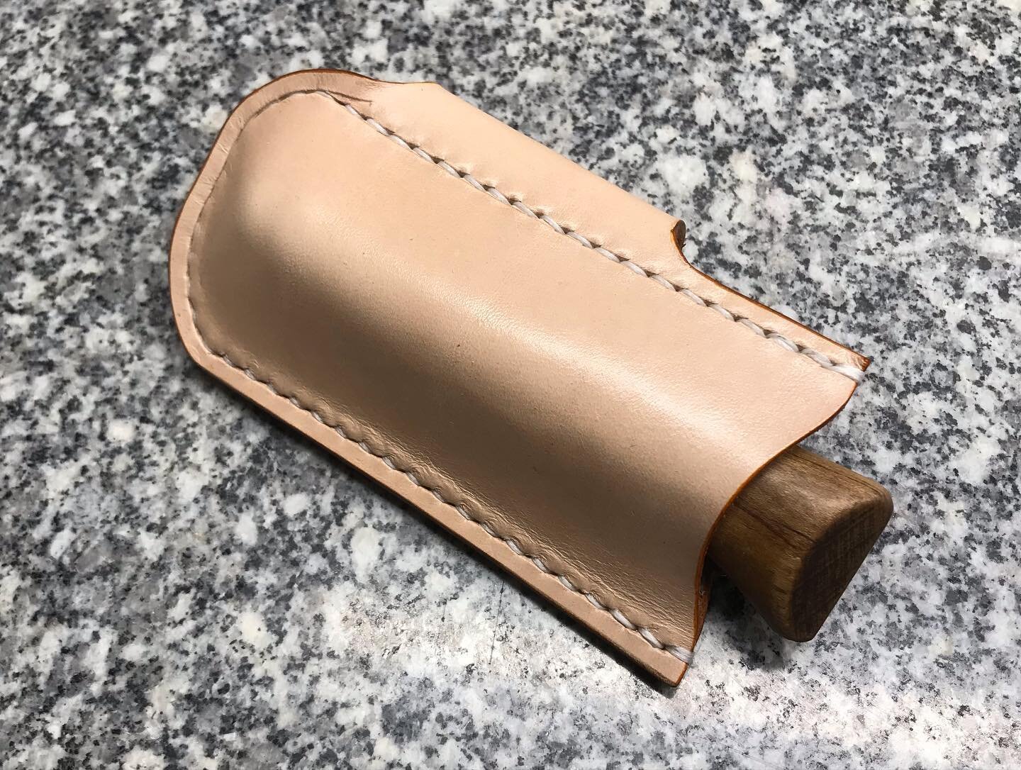 Knife sheath. Customizable for any knifes. 

#knife #knifesheath #couteau #opinel #etui #etuicouteau #leathercraft #artisan #artisanal #local #craft #liege #li&egrave;ge #handmade #faitmain #vegtan #vegtanleather #shoppin #fashion #handsewn #cuir #le