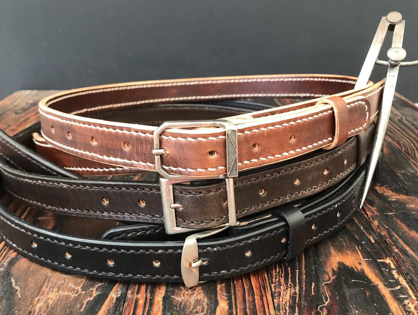 New guitar straps. Fully lined.  Handsewn. Narrow but strrrrrong.

#guitar #guitare #guitarstrap #sangle #musicien #music #leather #cuir #leathercraft #artisan #artisanal #shopping #fashion #local #liege #li&egrave;ge #handsewn #faitmain #handmade  #