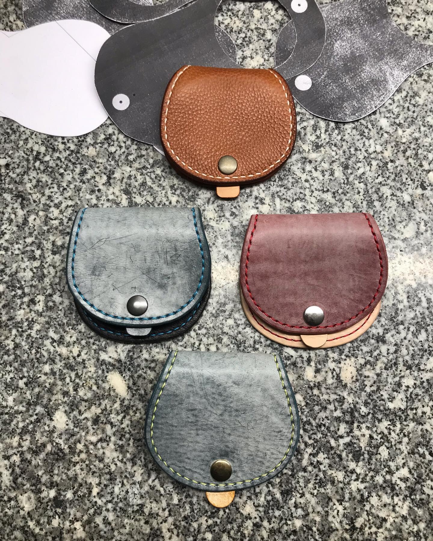 Smile! Quelques essais de porte-monnaies. 

#portemonnaie #coin #monnaie #purse #maroquinerie #leather #leathercraft #leatherworks #cuir #local #localbusiness #liege #li&egrave;ge #handmade #faitmain #handsewn #pointsellier #wallet #wallets #shopping